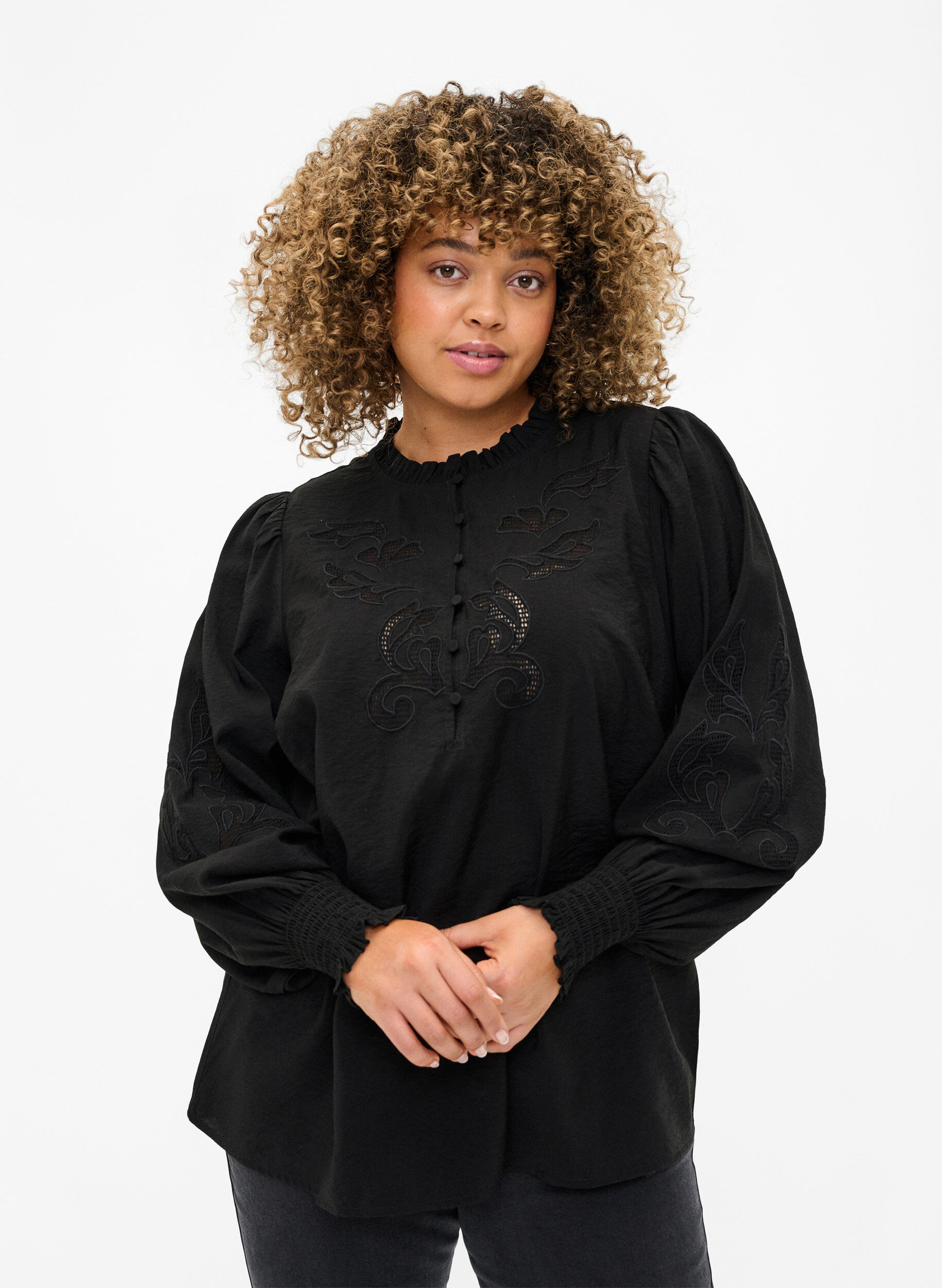 Zizzi Bluse mit R&uuml;schen und Lochstickerei, Black, Model image number 0