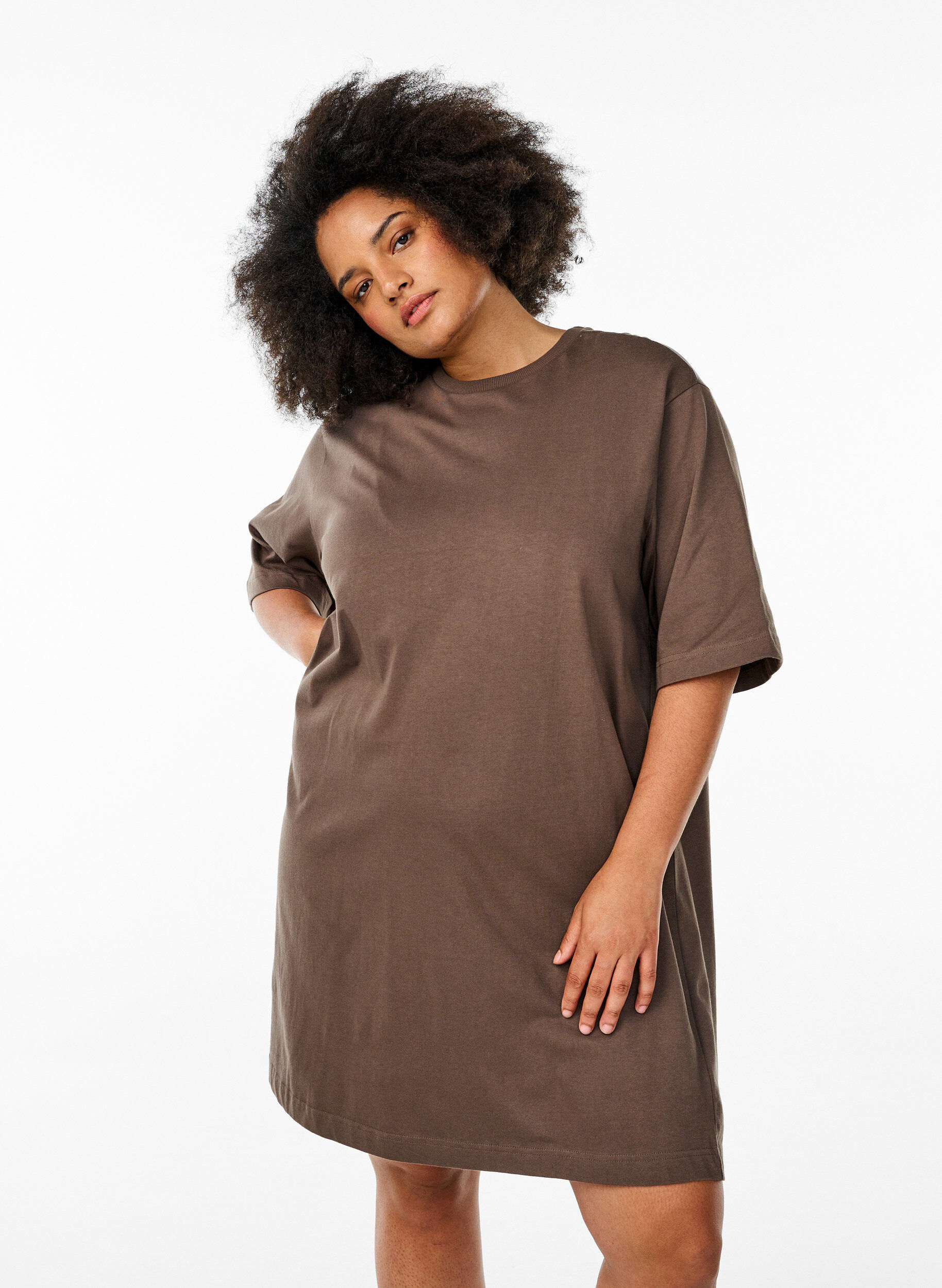Zizzi Knielanges Baumwoll-T-Shirt-Kleid, Braun, Model image number 1