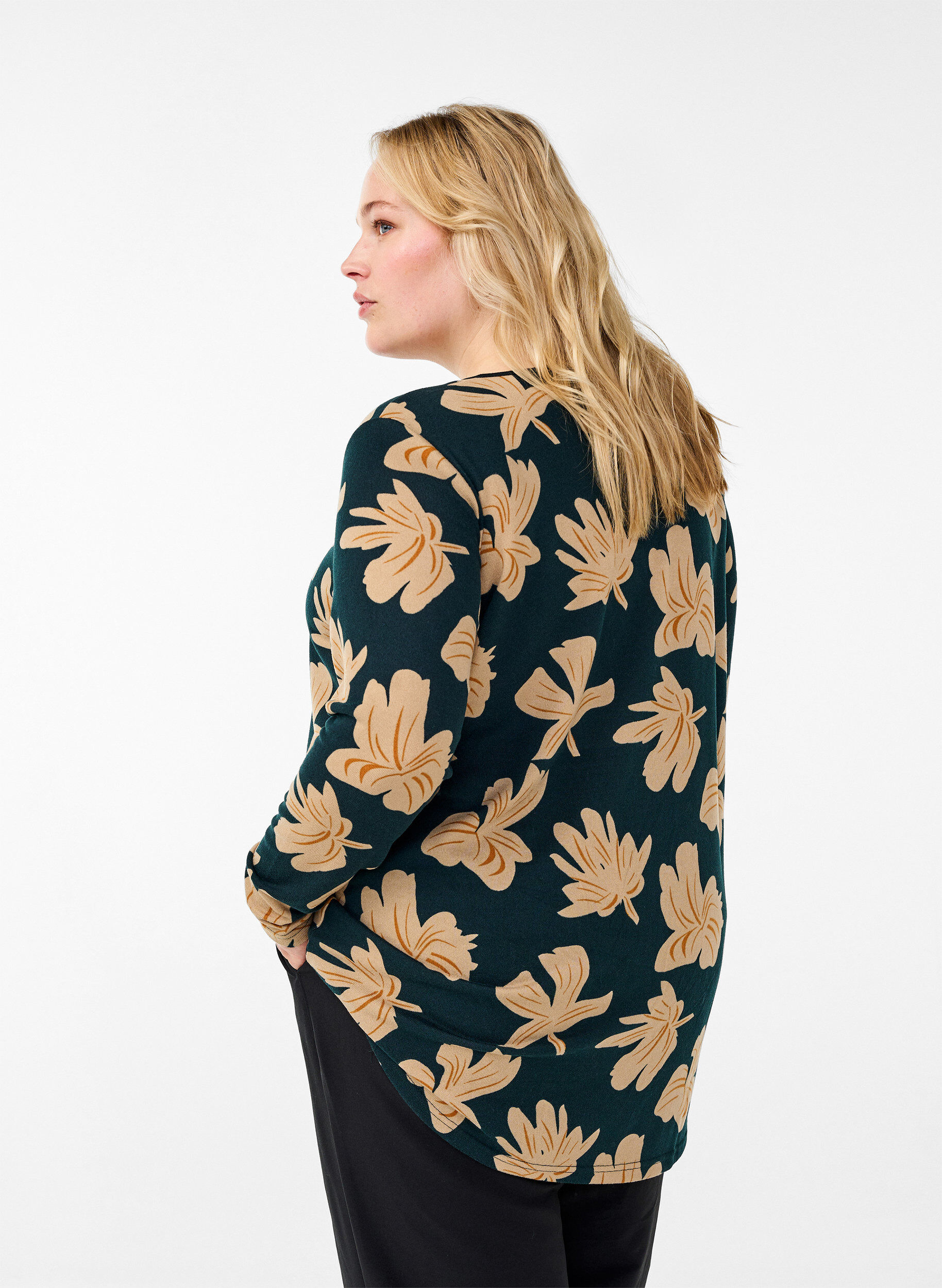 Zizzi  Bluse mit Blumenmuster und langen &Auml;rmeln, Gr&uuml;n, Model image number 2