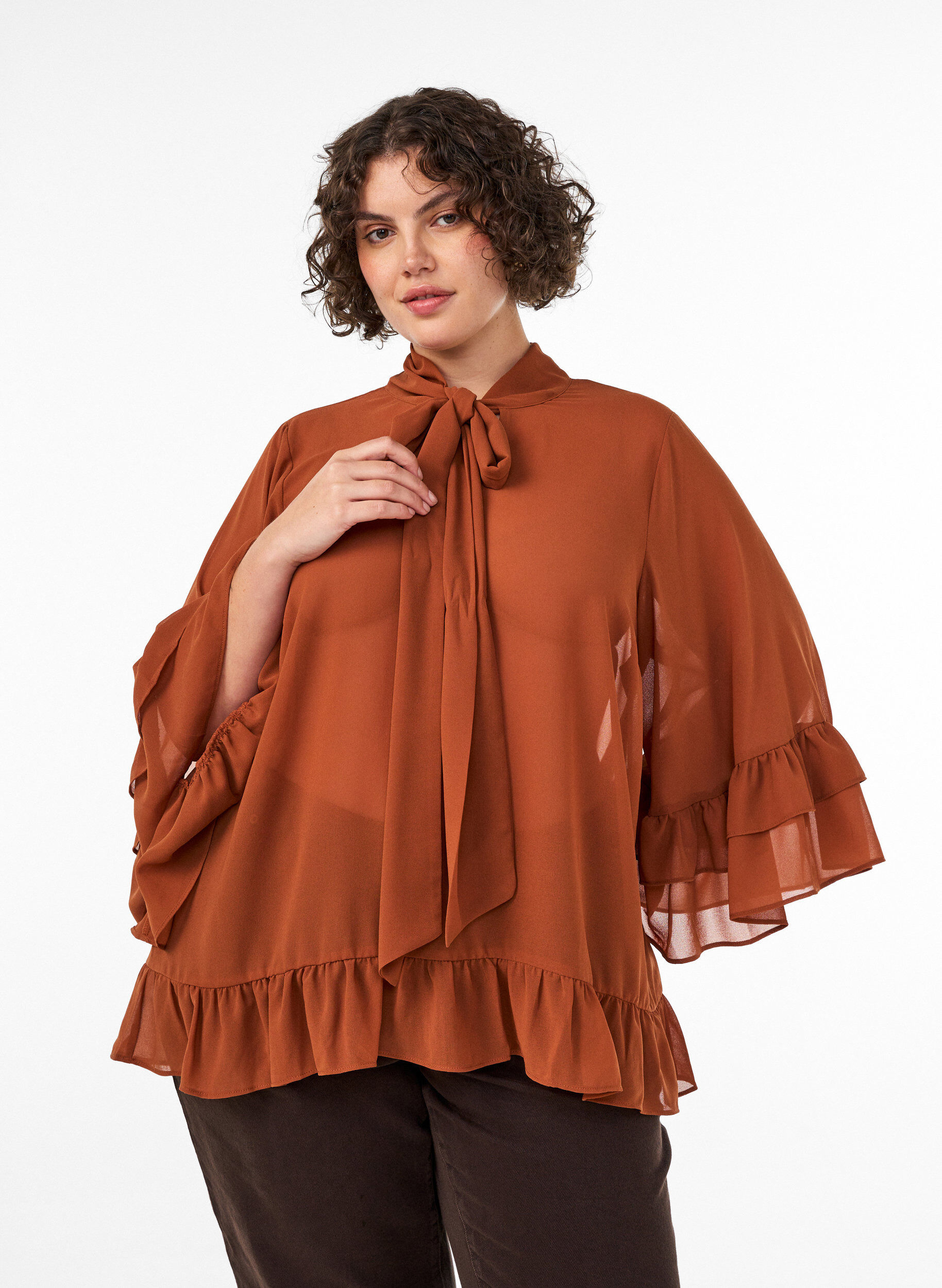 ZizziBluse mit Bindeband und R&uuml;schendetails, Braun, Model image number 0