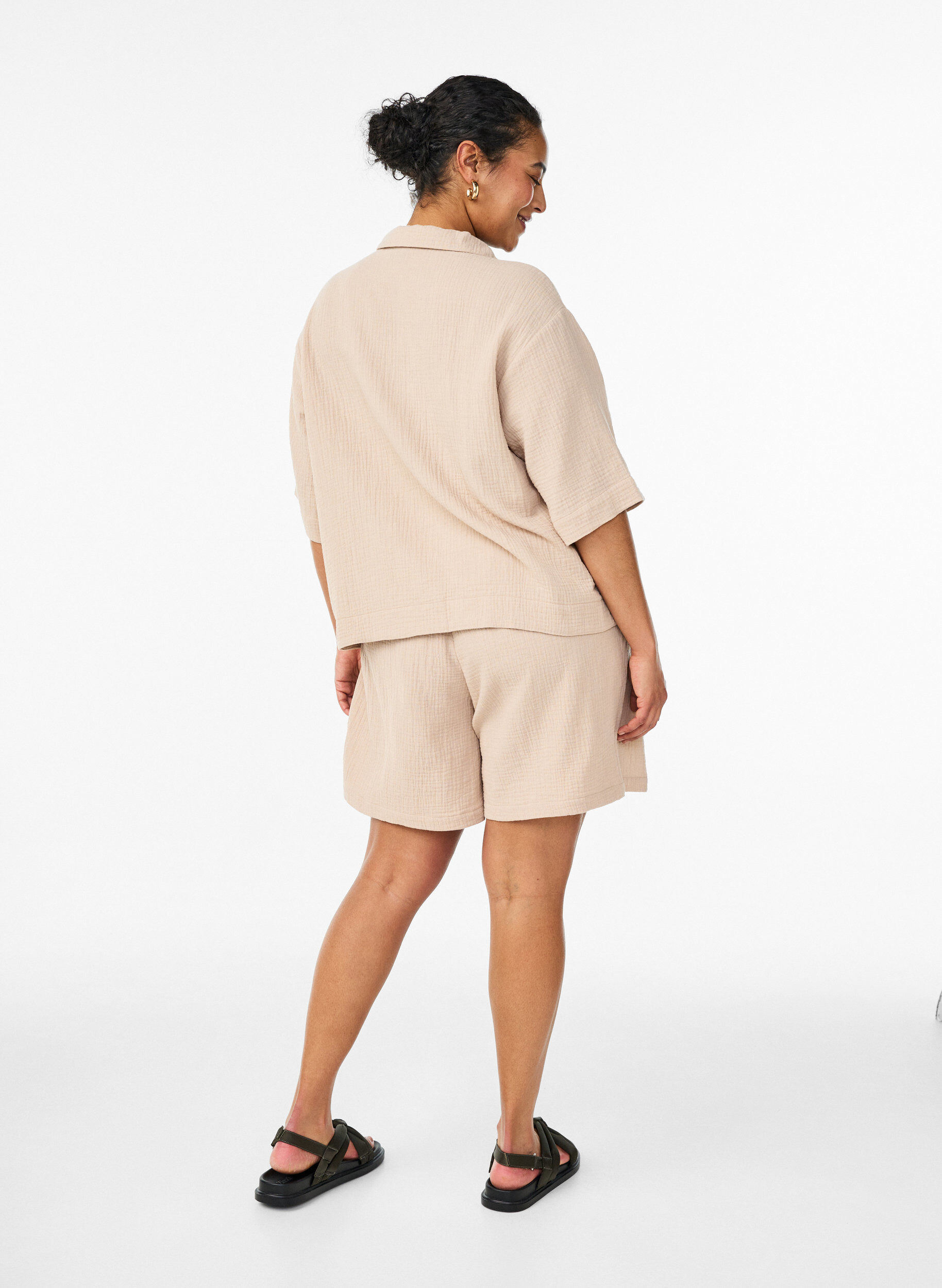Zizzi Hoch taillierte Shorts aus Baumwoll-Musselin, Beige, Model image number 2
