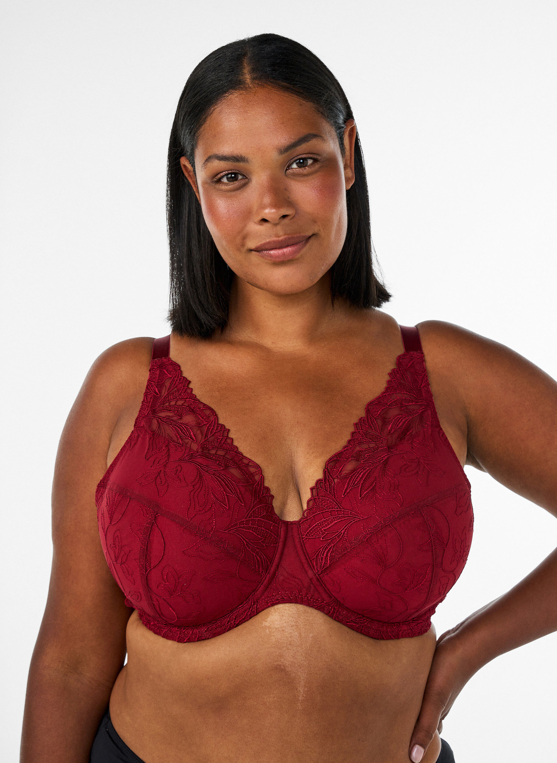 Soutien-gorge rembourr&eacute; en dentelle avec armatures, Rouge, Model
