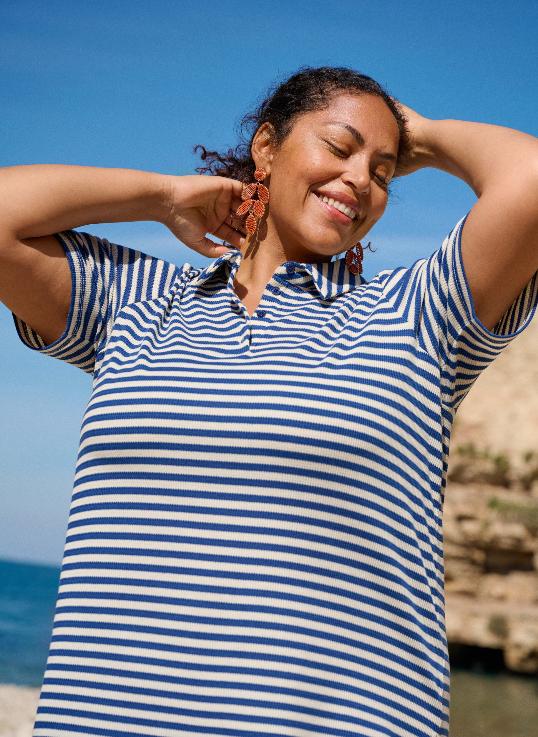 Zizzi Kurz&auml;rmeliges Poloshirt mit Streifen, Blau, Image image number 0