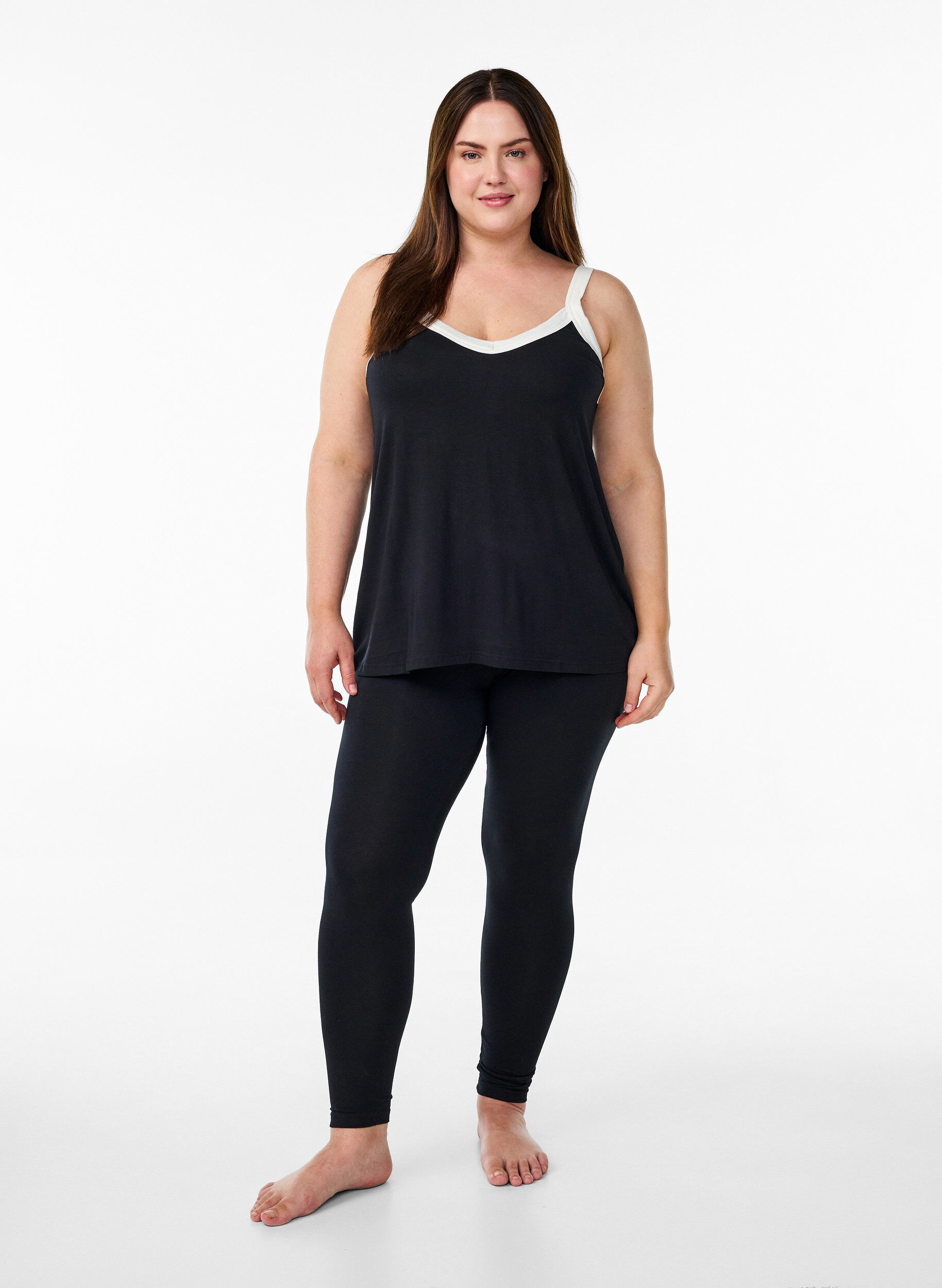 Zizzi Haut de nuit &agrave; bretelles et col en V, Noir, Model image number 1