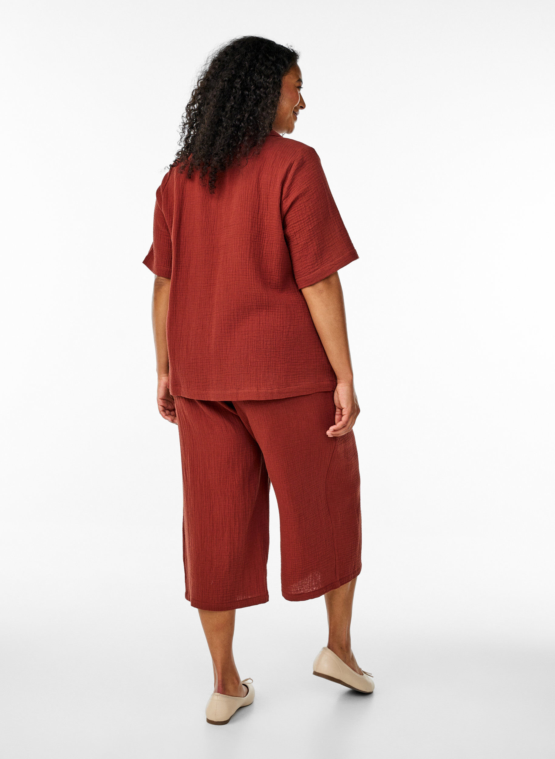 Zizzi Pantalon culotte en mousseline de coton avec taille haute, Bordeaux, Model image number 1
