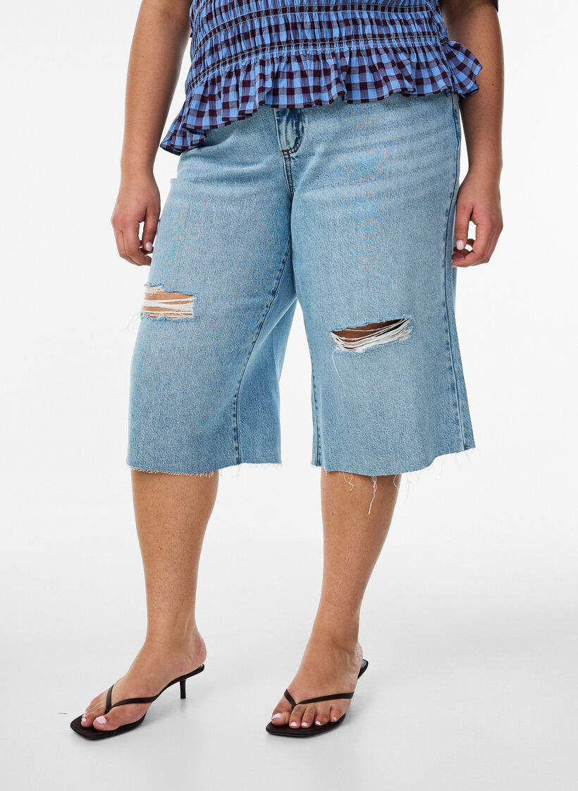 Cropped Jeans mit abgenutzter Optik und offenen Kanten, Blau, Model