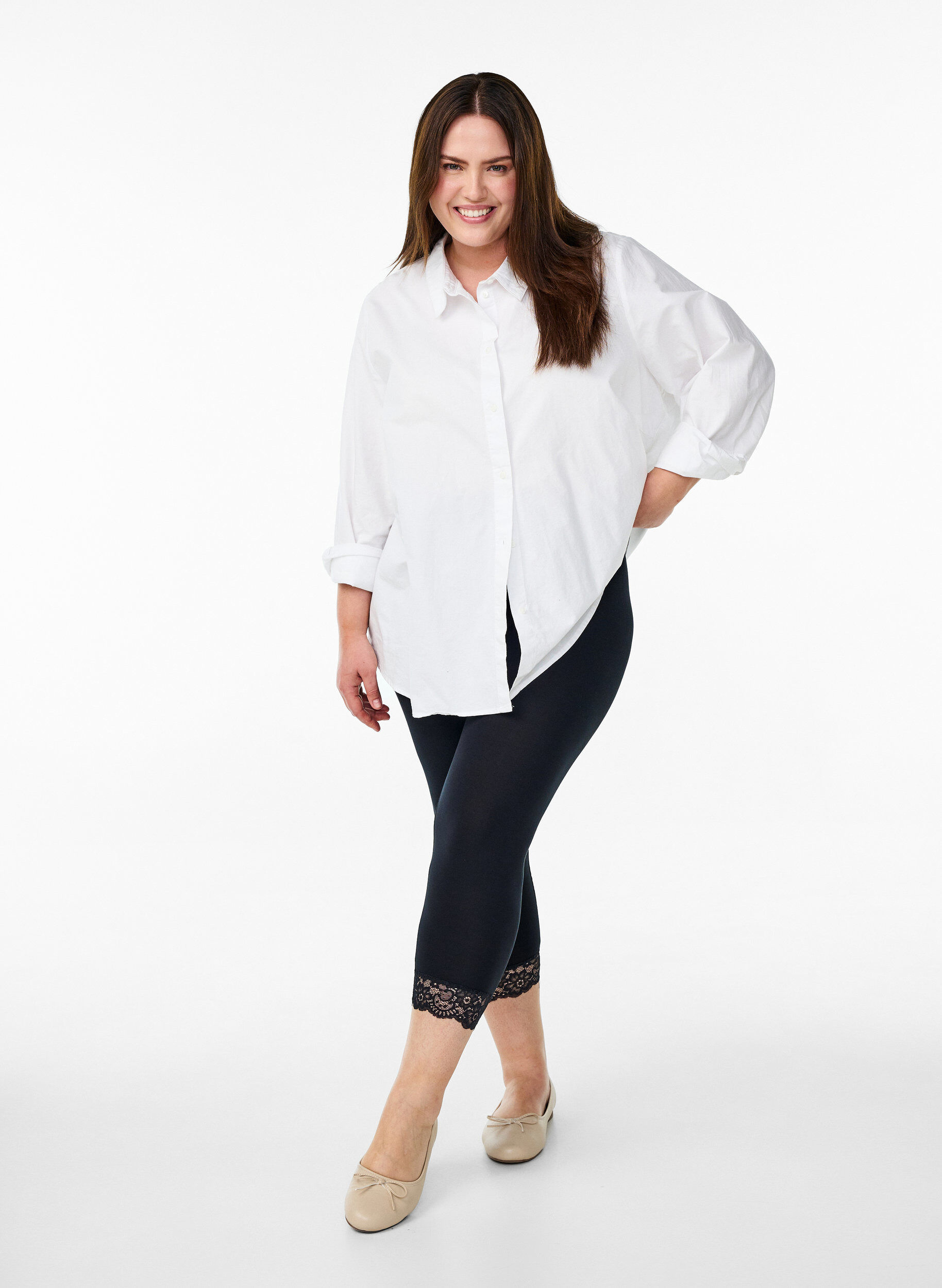 Zizzi Basic 3/4 Leggings mit Spitzenbesatz, Schwarz, Model image number 1