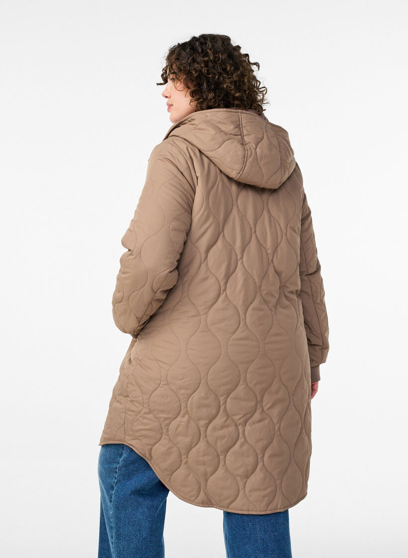 Mittellange Steppjacke mit Kapuze, Braun, Model