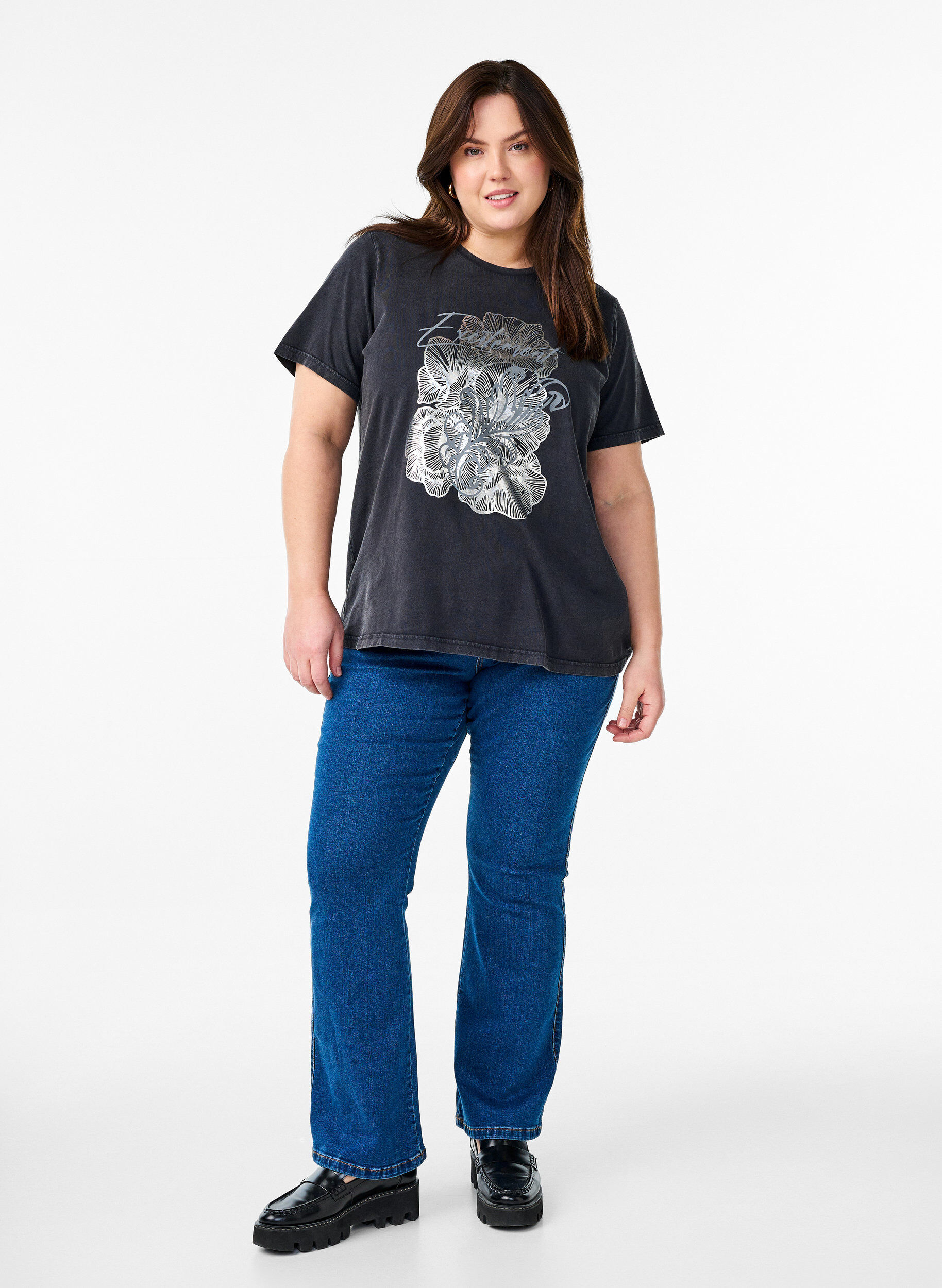 Zizzi T-Shirt aus Bio-Baumwolle mit coolem Print, Grau, Model image number 1