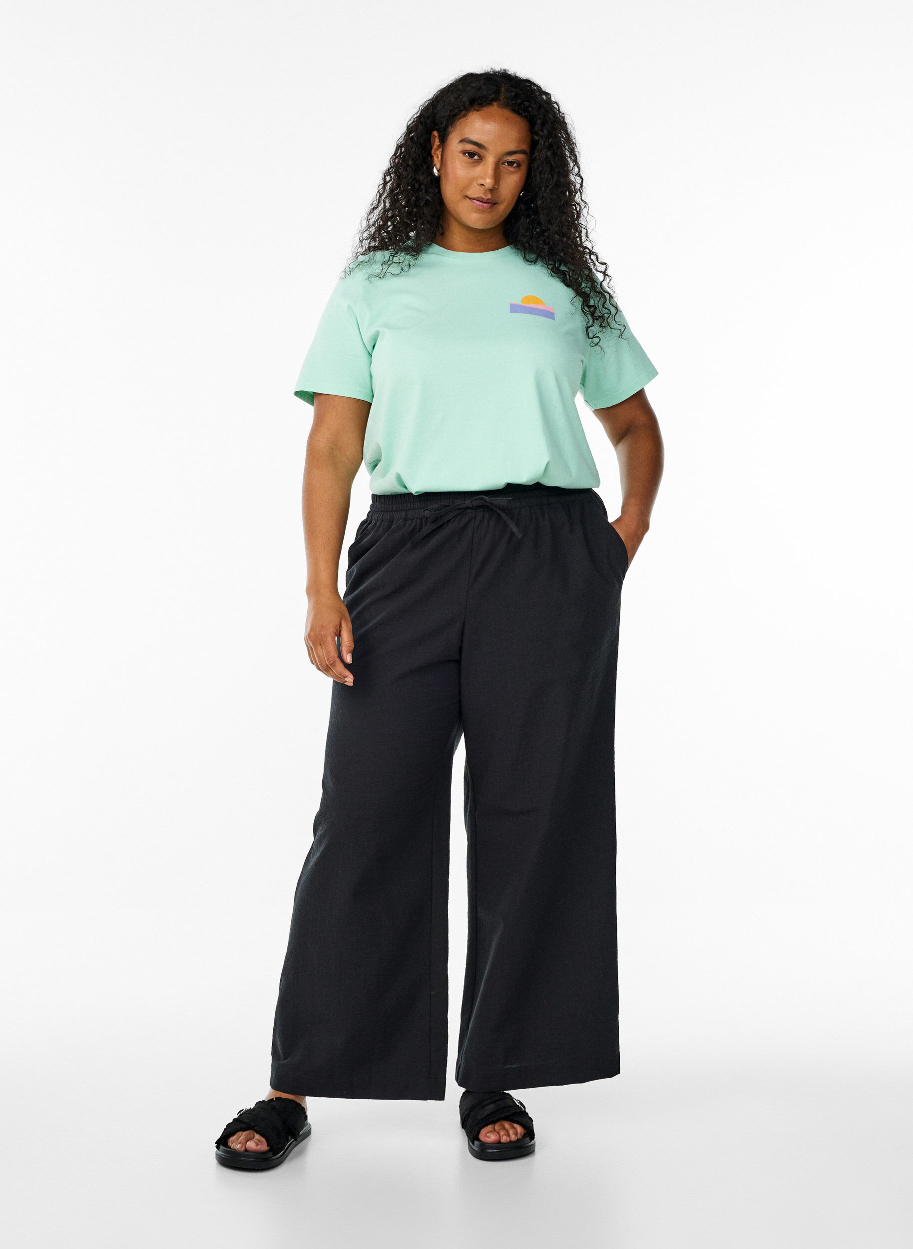 Lockere Hose mit hohem Bund und Taschen, Schwarz, Model