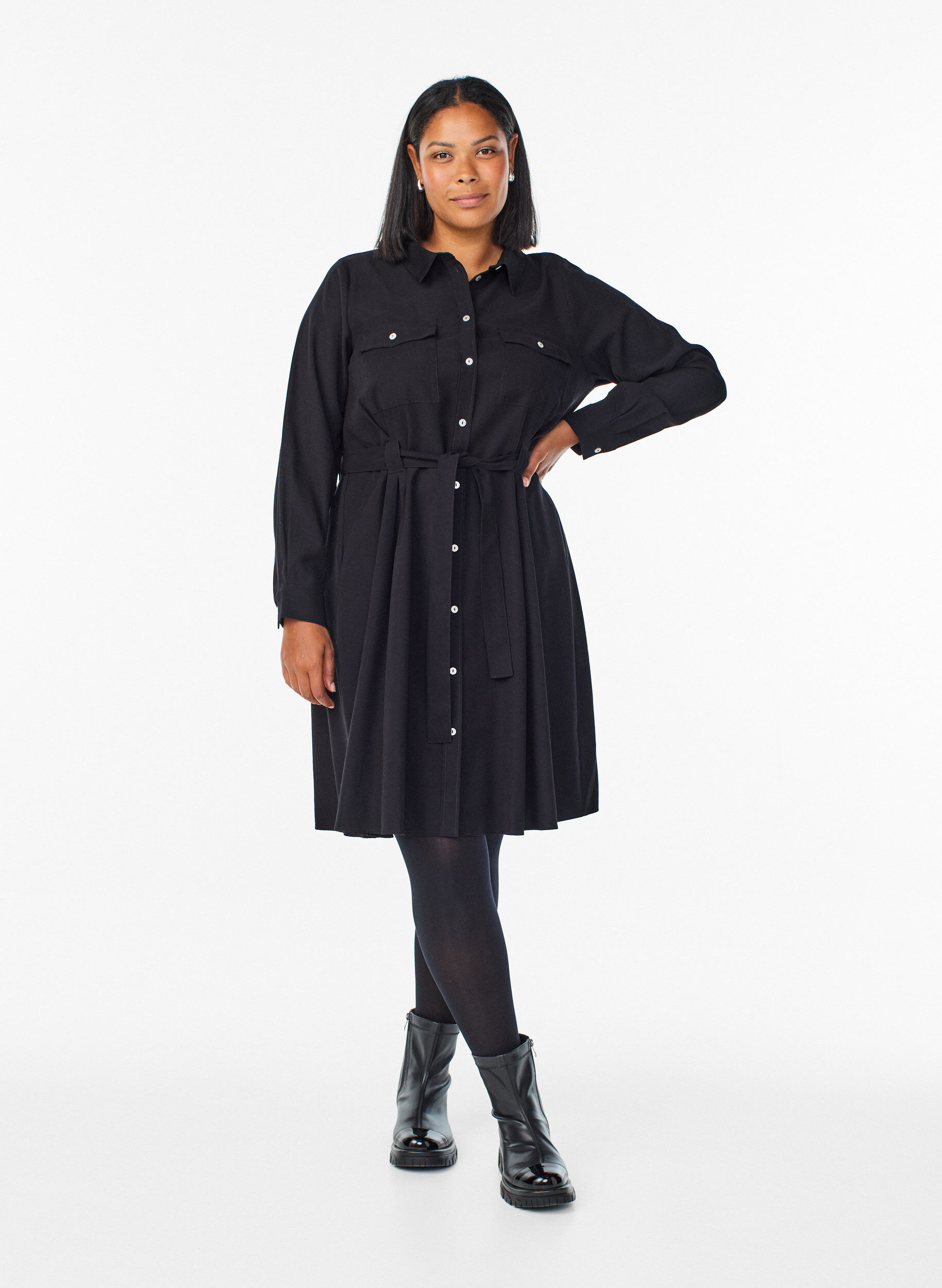 Zizzi Hemdblusenkleid mit Bindeg&uuml;rtel und langen &Auml;rmeln, Schwarz, Model image number 1