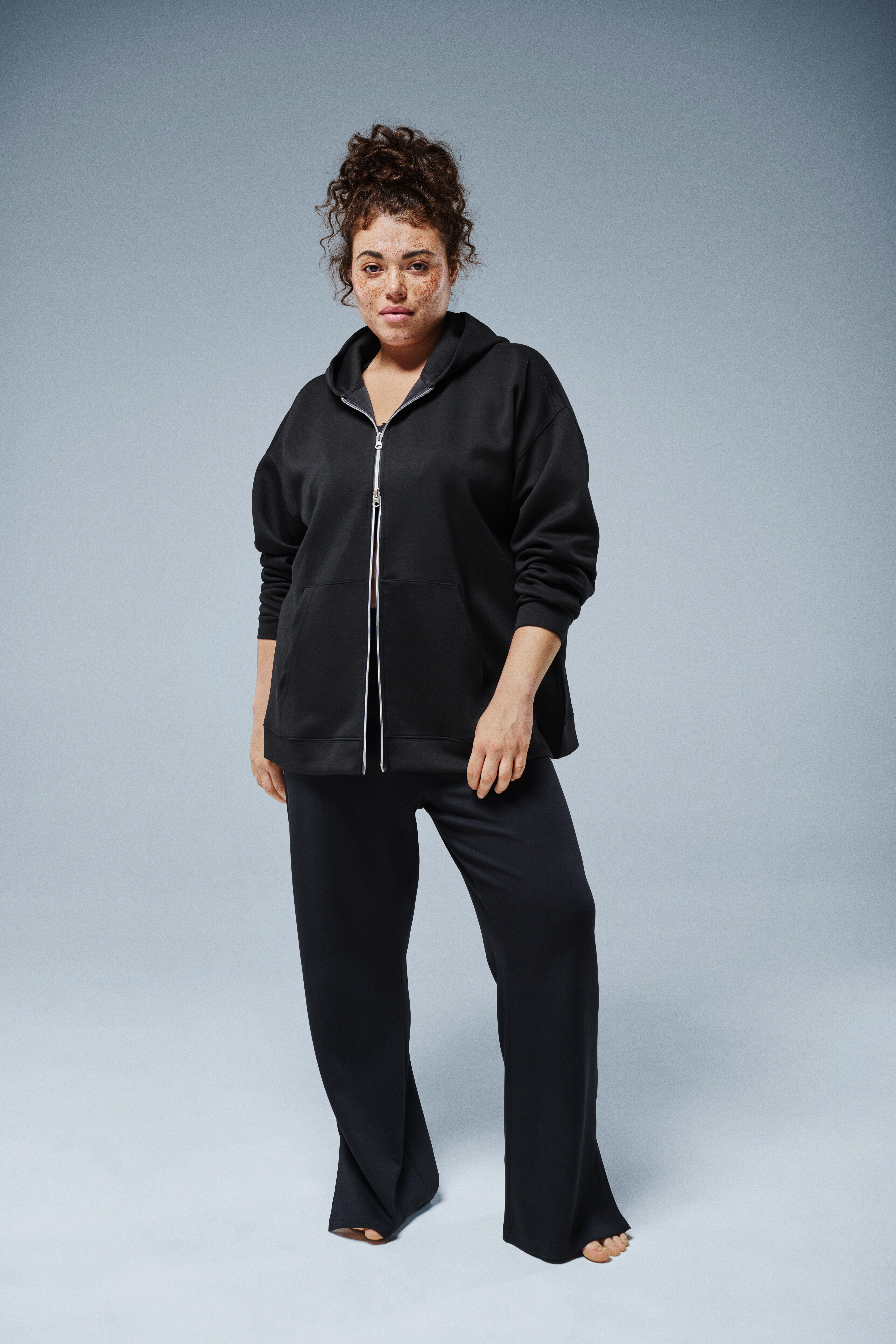 Schwarzes Kapuzenshirt, , Model