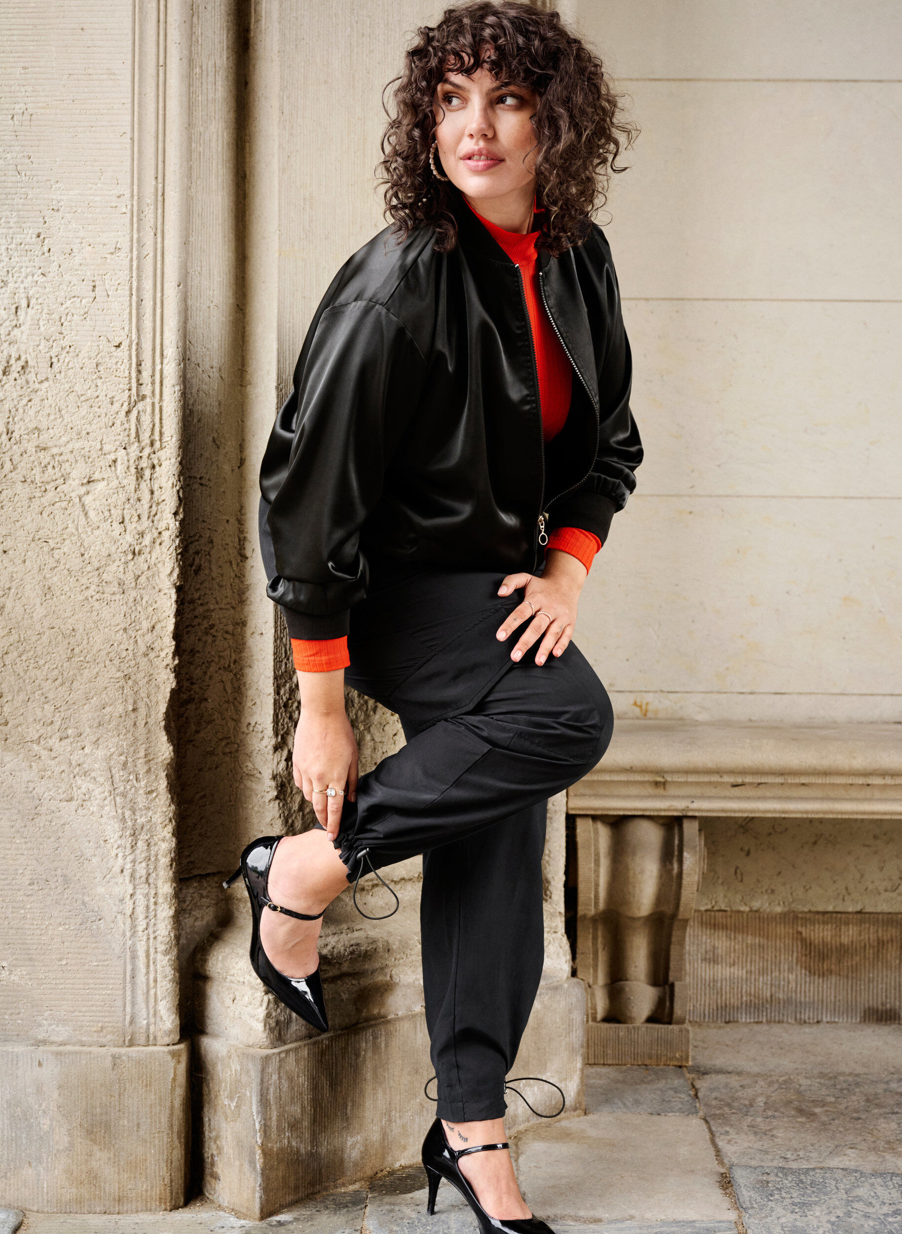 Zizzi Cropped Cargohose mit verstellbarem Gummizug, Black, Image image number 1