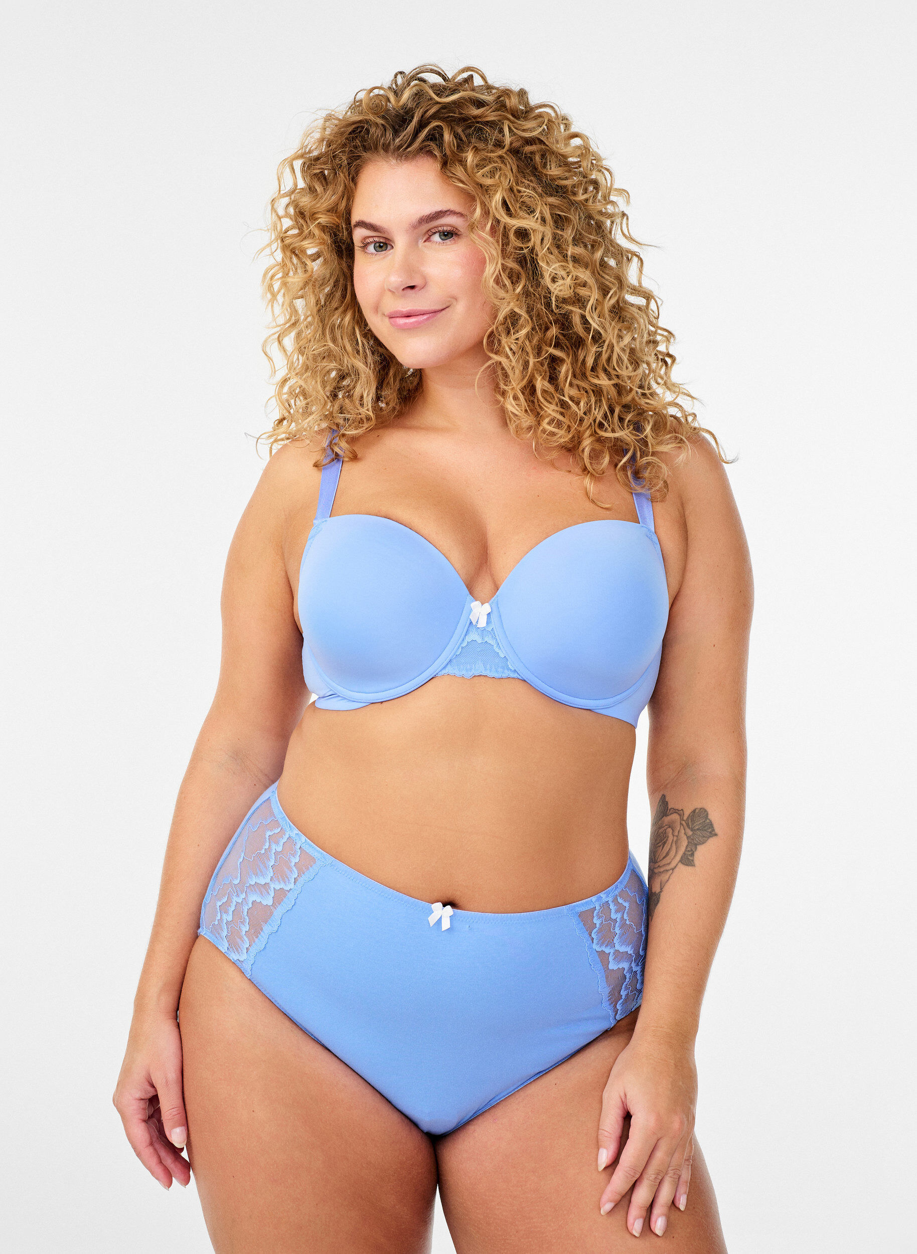 Zizzi Culotte brief en coton avec empi&egrave;cements en dentelle, Bleu, Model image number 0