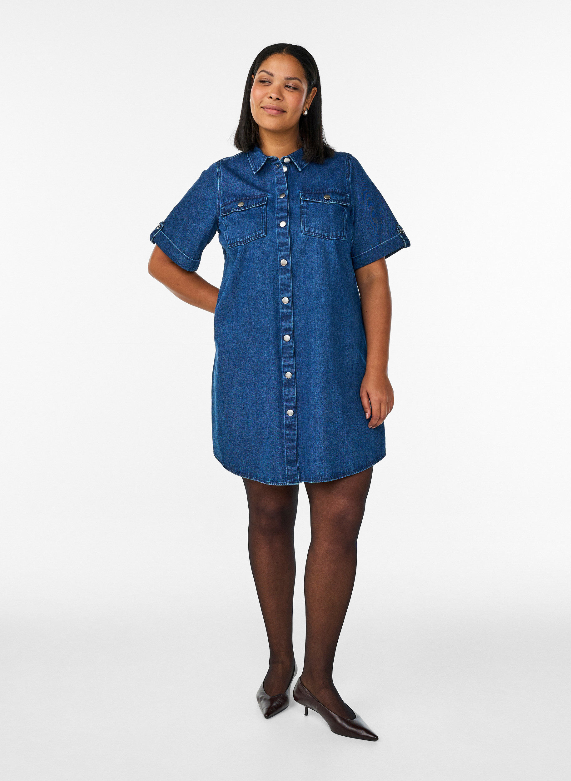 Zizzi Denimkleid mit kurzen &Auml;rmeln und Kn&ouml;pfen, Blau, Model image number 1