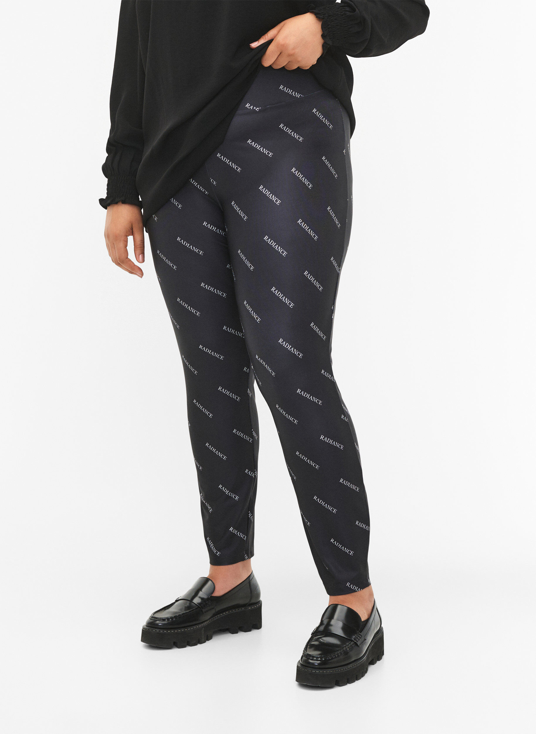 Zizzi Textdruck Leggings, Black Radiance, Model image number 2