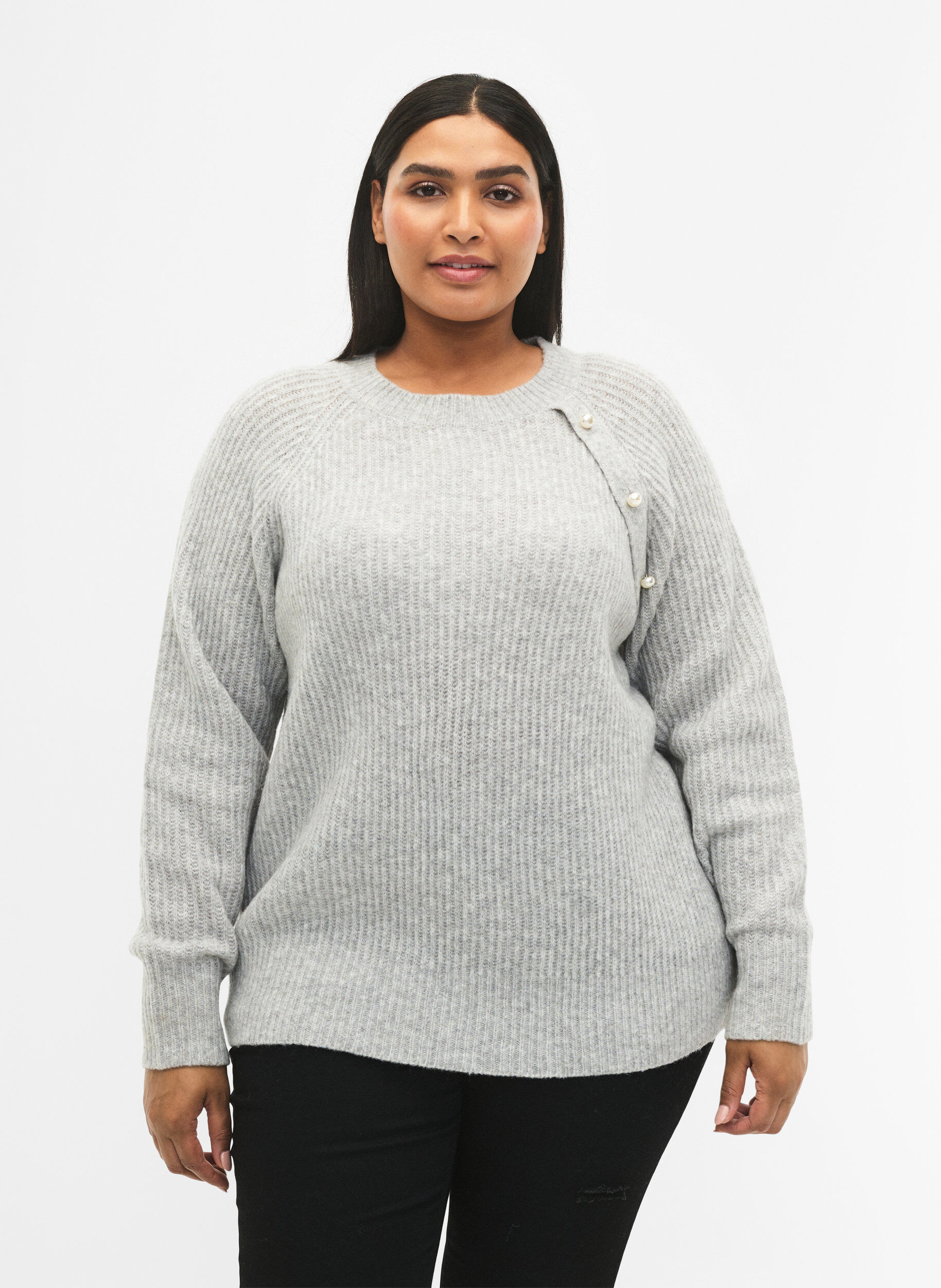 Zizzi Melange-Pullover mit perlenbesetzten Kn&ouml;pfen, Light Grey Melange, Model image number 0