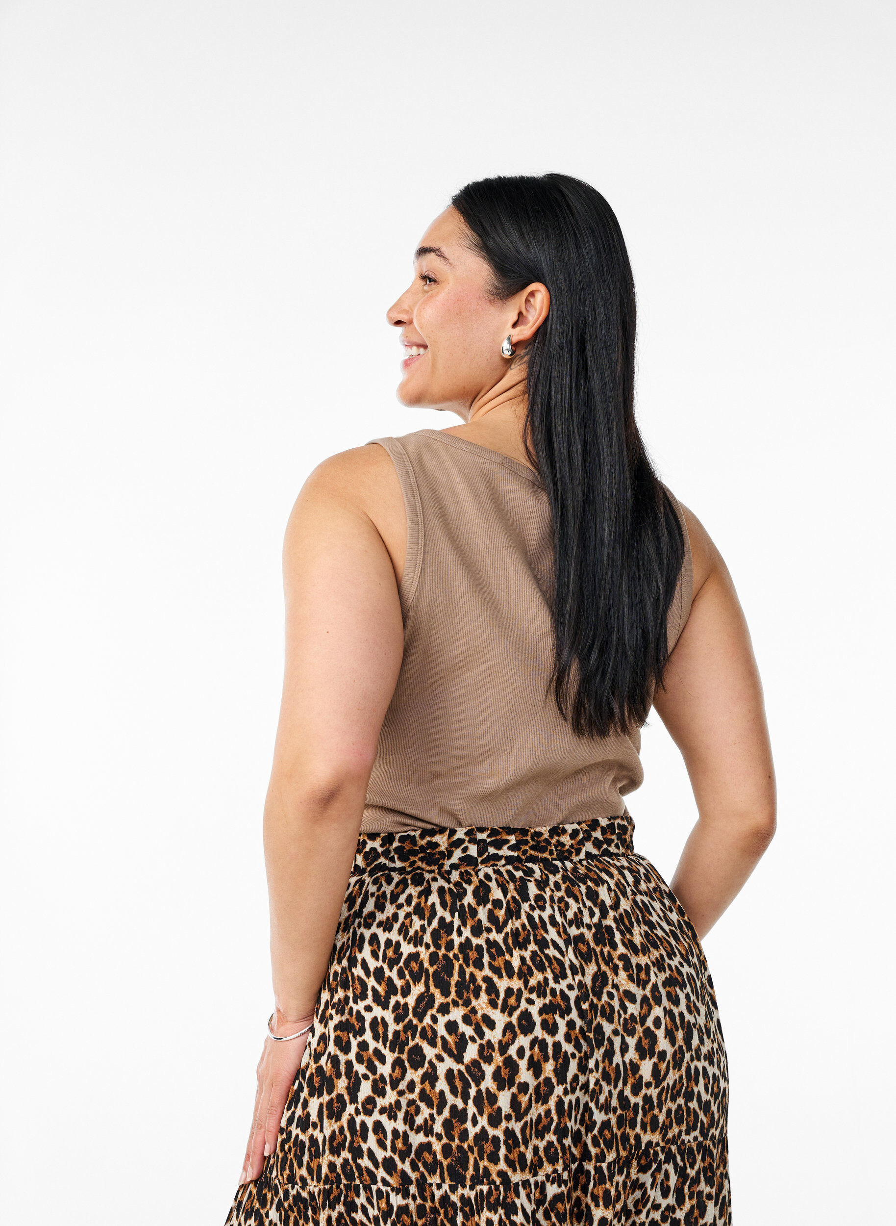 Zizzi Tailleiertes Top mit Motiv, Braun, Model image number 2