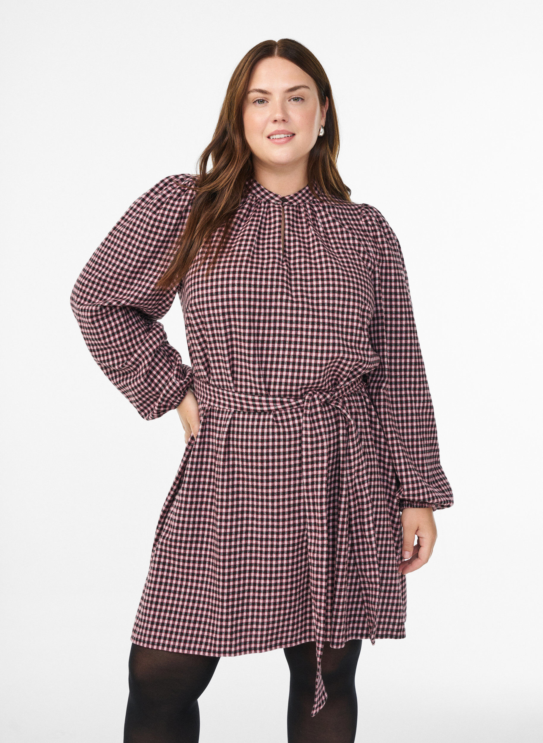 Kurzes kariertes Kleid mit Bindeg&uuml;rtel, Rot, Model