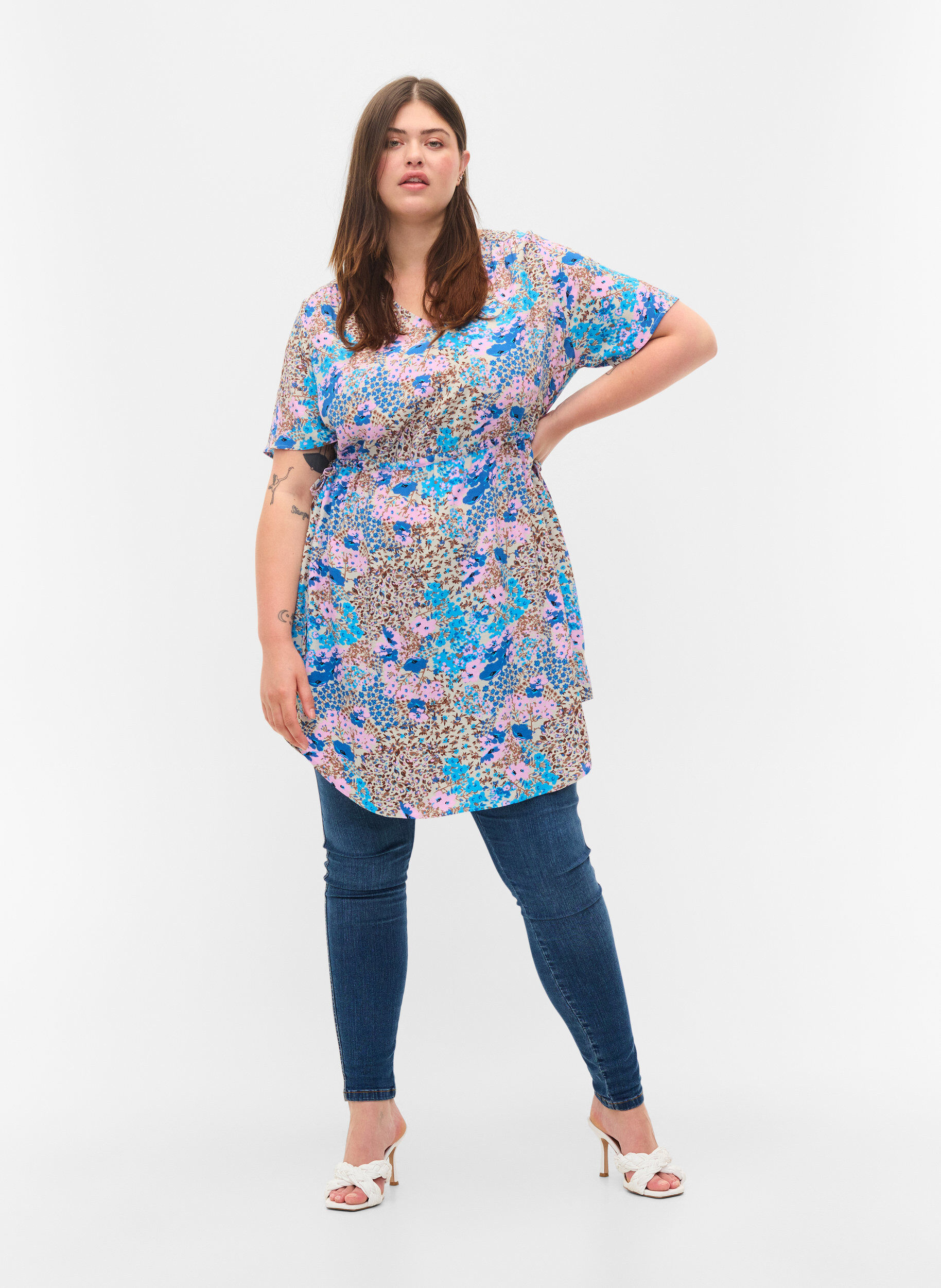 Zizzi Gemustertes Kleid mit Schn&uuml;ren Details, Blue Rose Flower, Model image number 2