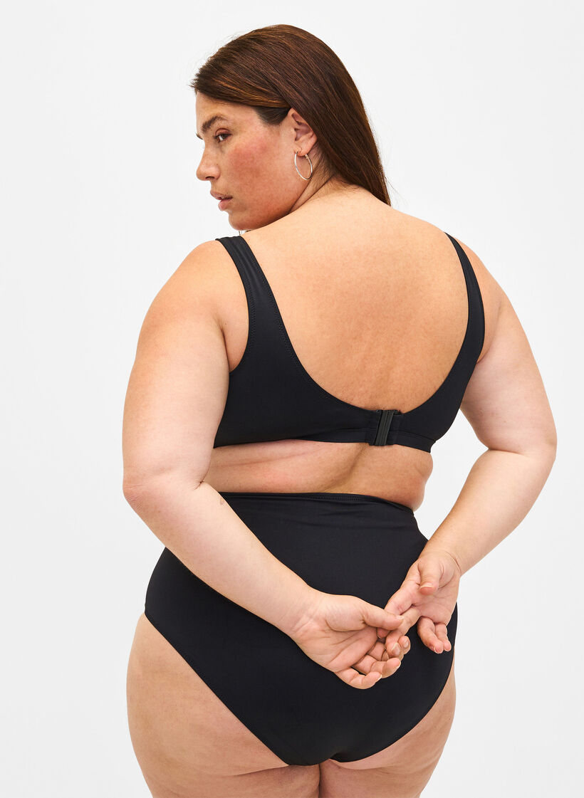 Haut de bikini avec armature en V et coussinets amovibles, Noir, Model image number 2