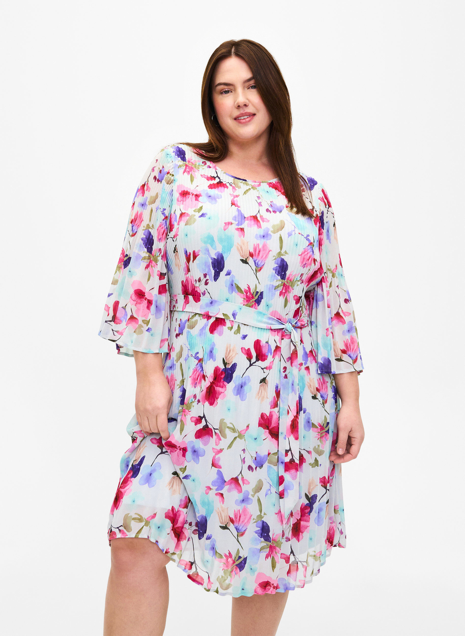 Zizzi Robe pliss&eacute;e imprim&eacute;e avec lien &agrave; nouer, White/MultiFlowerAOP, Model image number 0