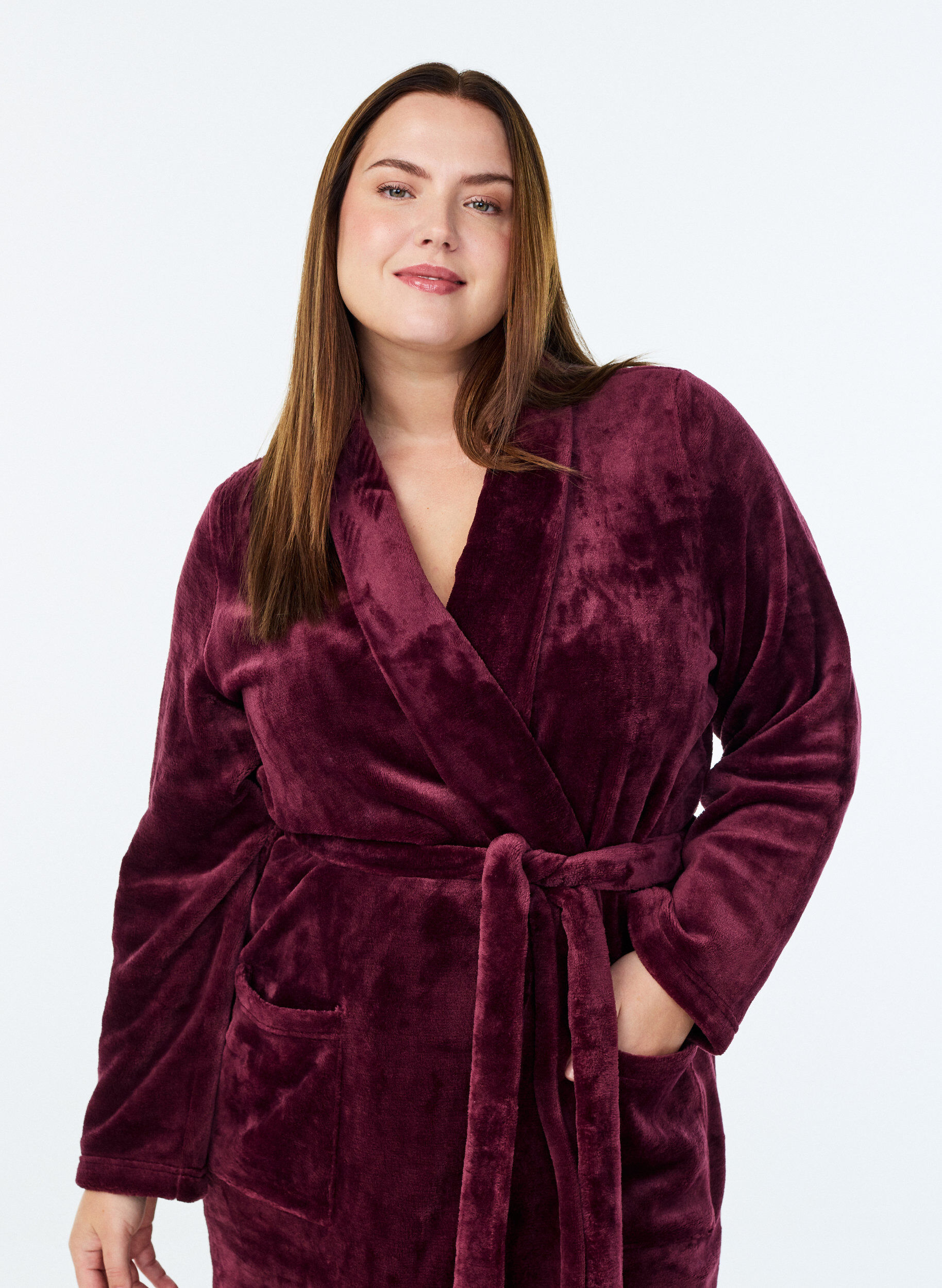 ZizziMorgenmantel aus weichem Velours mit Taschen, Dunkles Bordeaux, Model image number 2