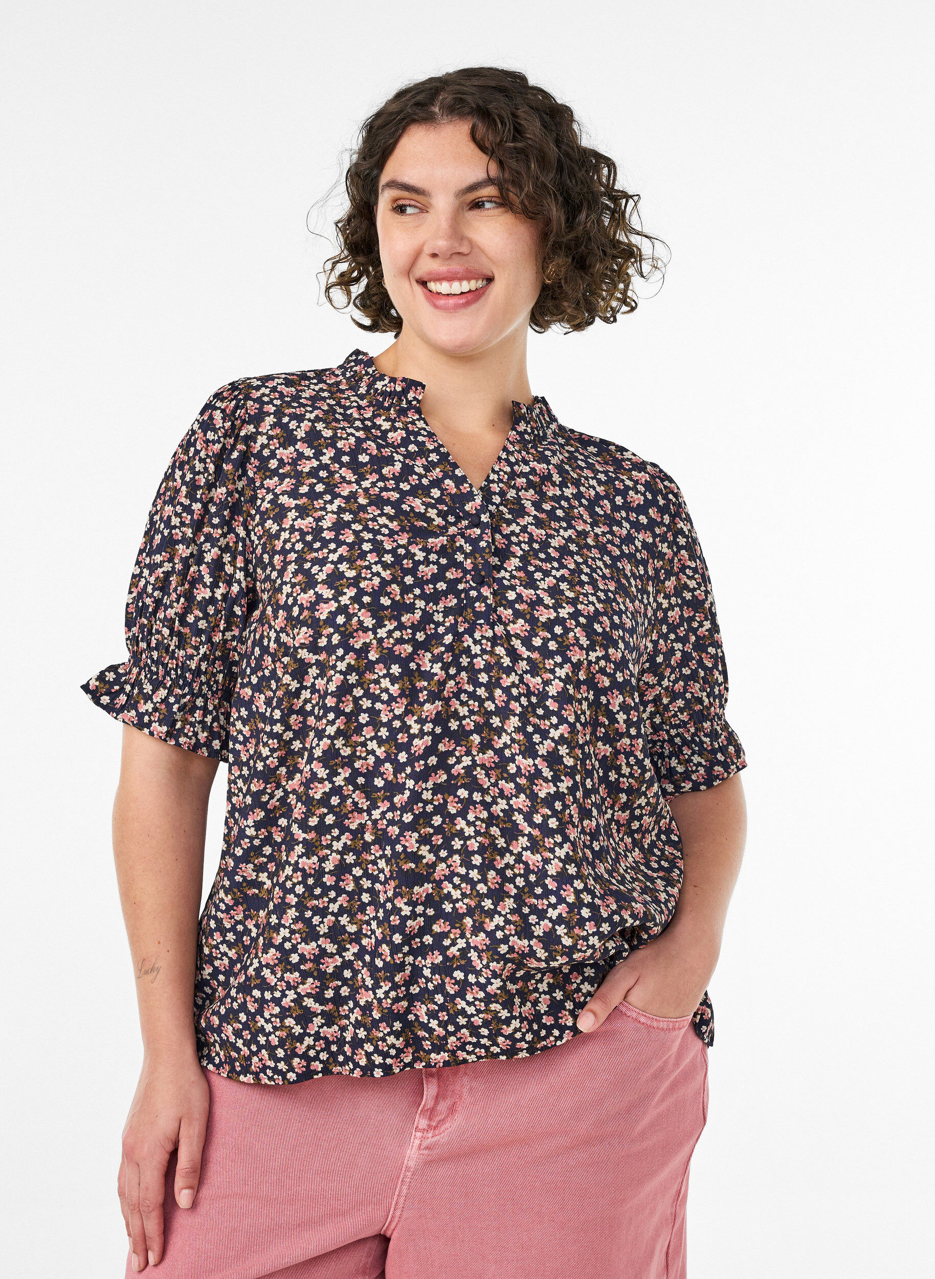 Blouse &agrave; imprim&eacute; floral en viscose avec manches courtes et d&eacute;tails smock&eacute;s, Bleu, Model