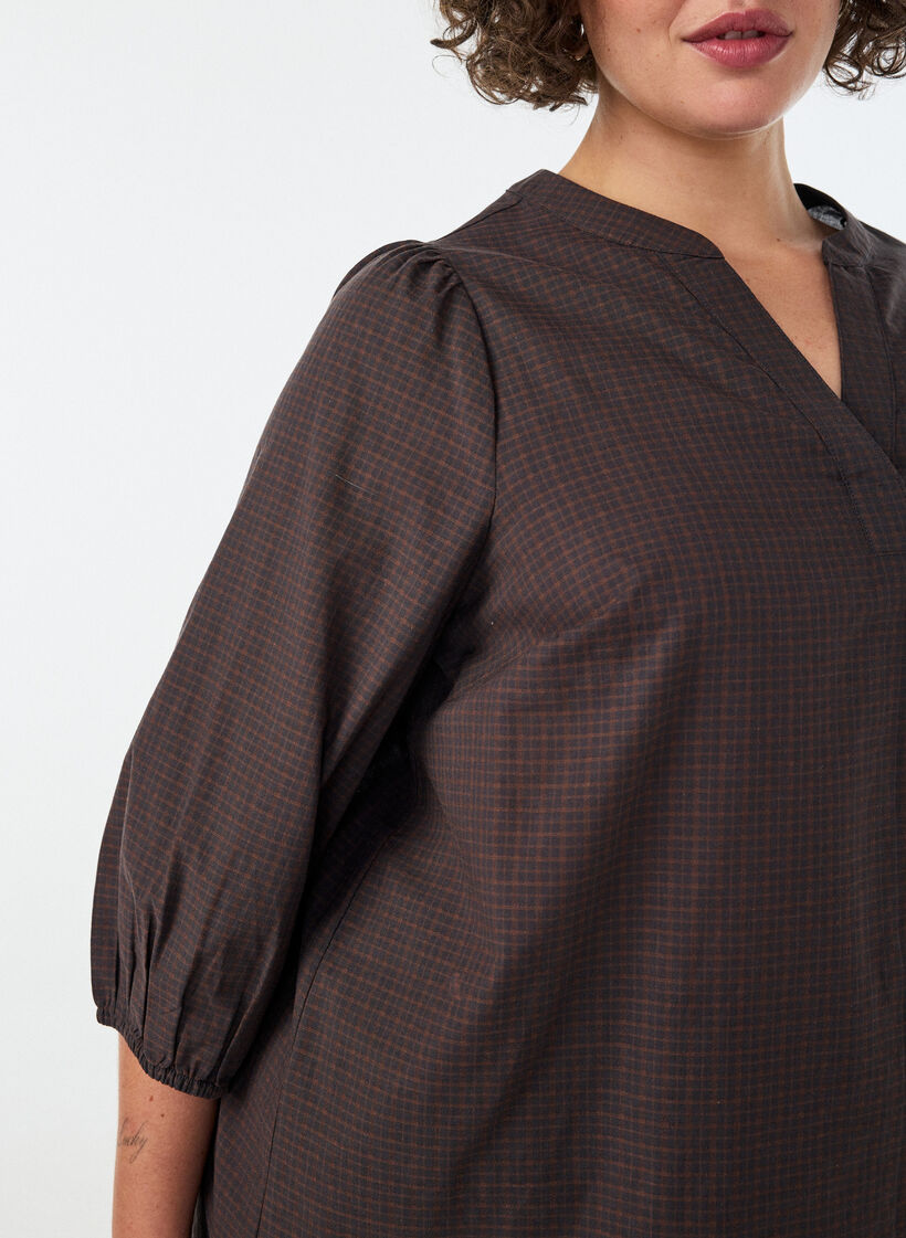 Blouse &agrave; carreaux avec col en V et manches 3/4, Marron, Model image number 3
