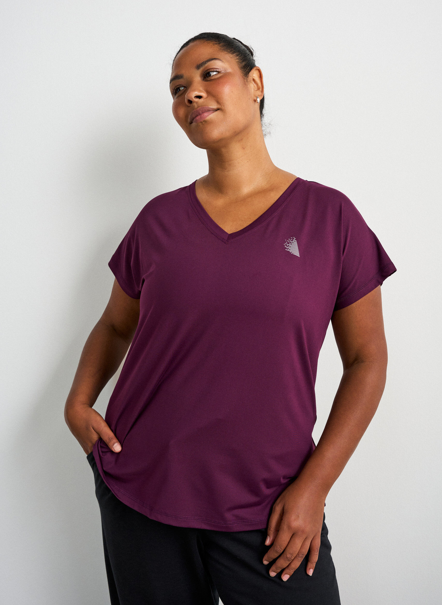 Lockeres Trainings-T-Shirt mit V-Ausschnitt, Lila, Model