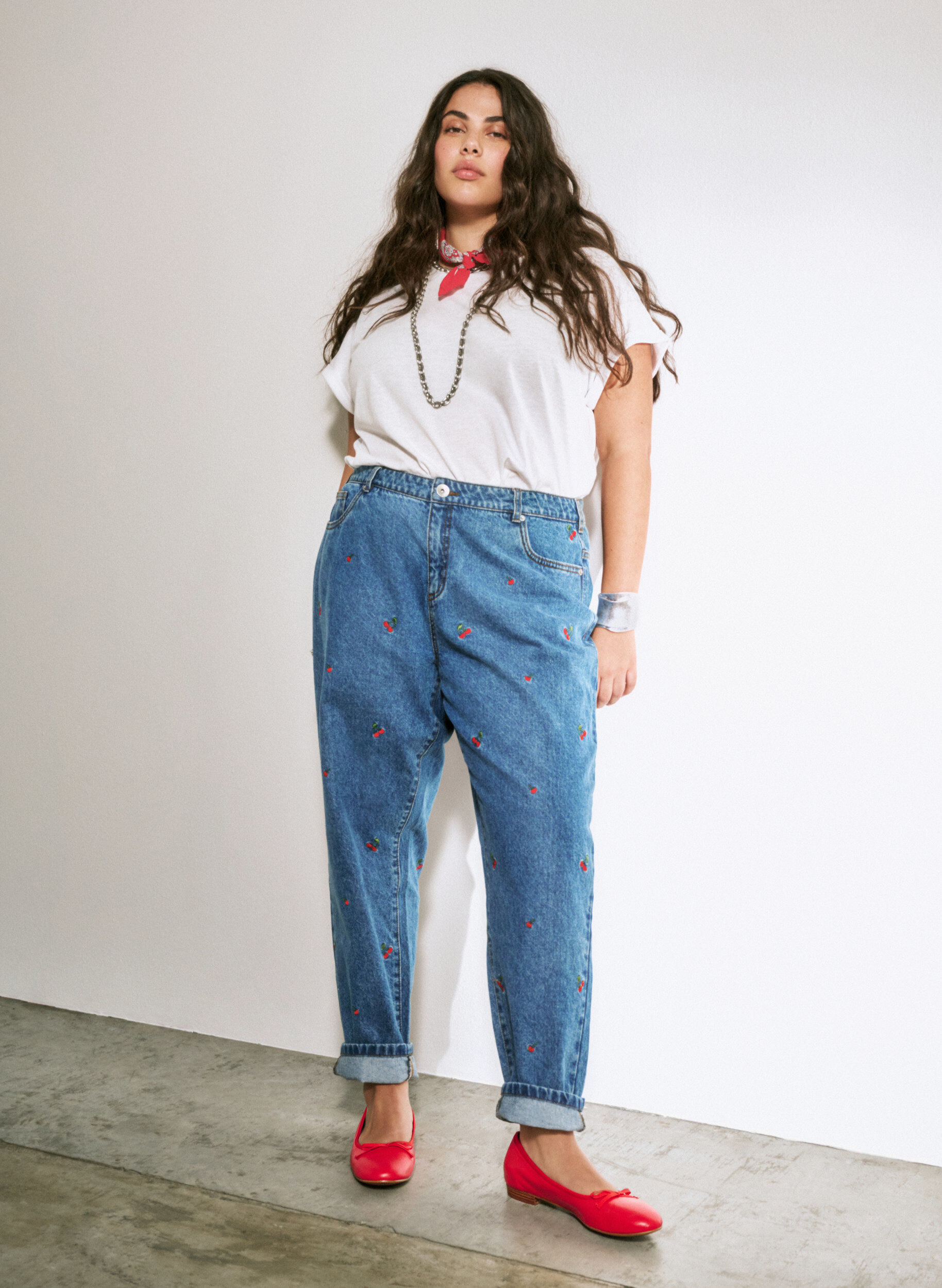 Zizzi Mille Mom Fit Jeans mit Stickerei, Blau, Image image number 0