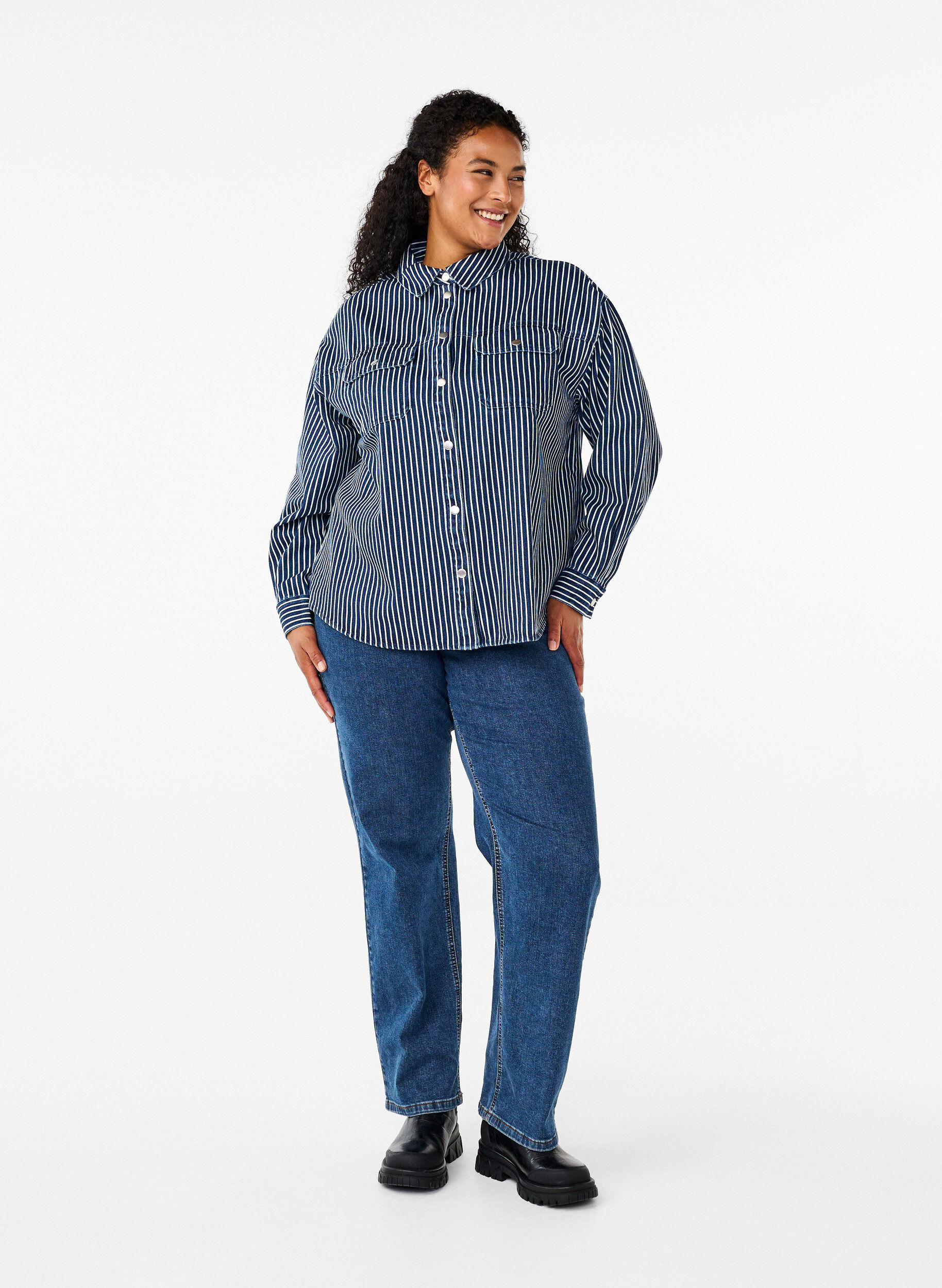 Zizzi Chemise en jean ray&eacute;e avec poches de poitrine, Blue Denim Stripe, Model image number 3