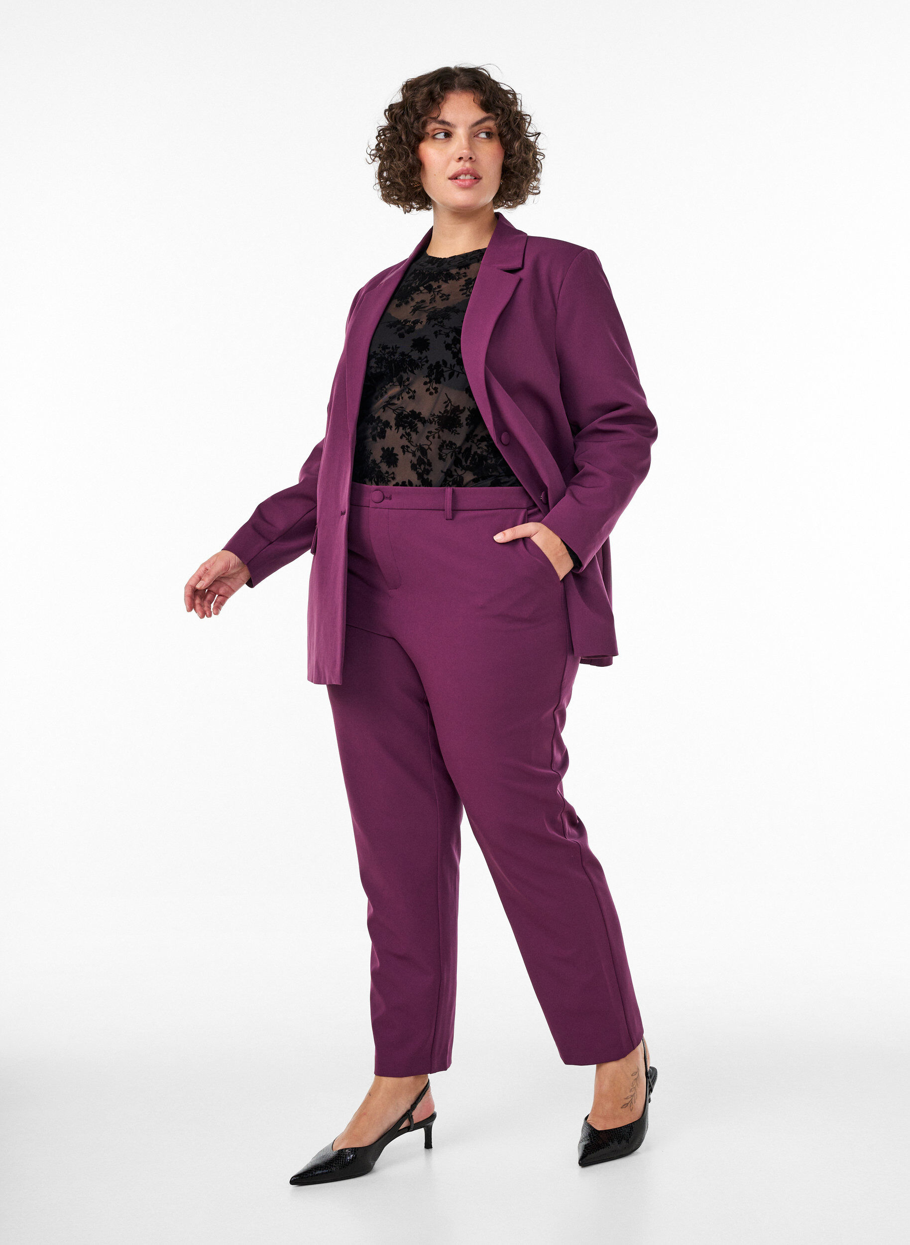 Pantalon avec poches et jambes droites, Violet, Model