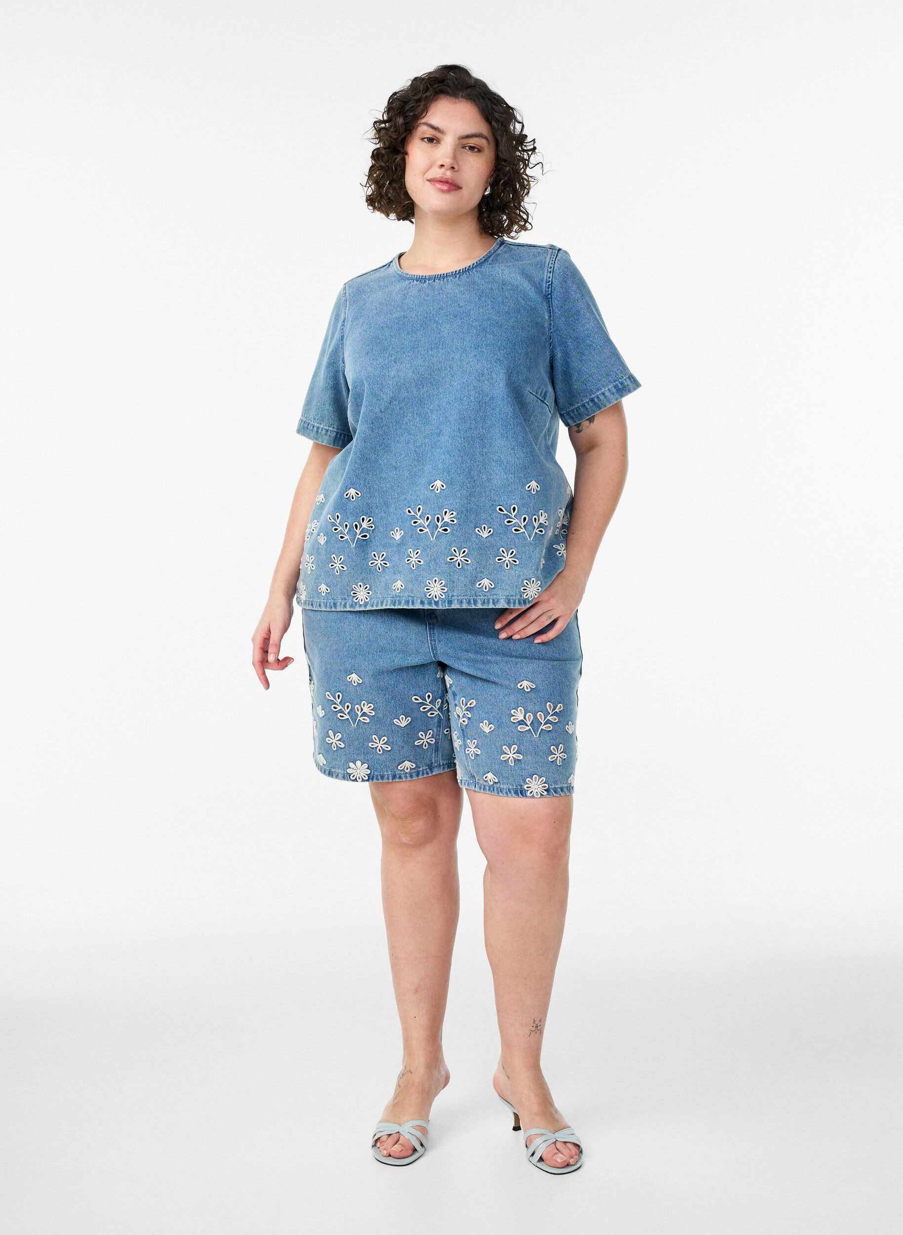 Zizzi Short en jean taille haute avec broderie anglaise, Bleu Clair, Model image number 1