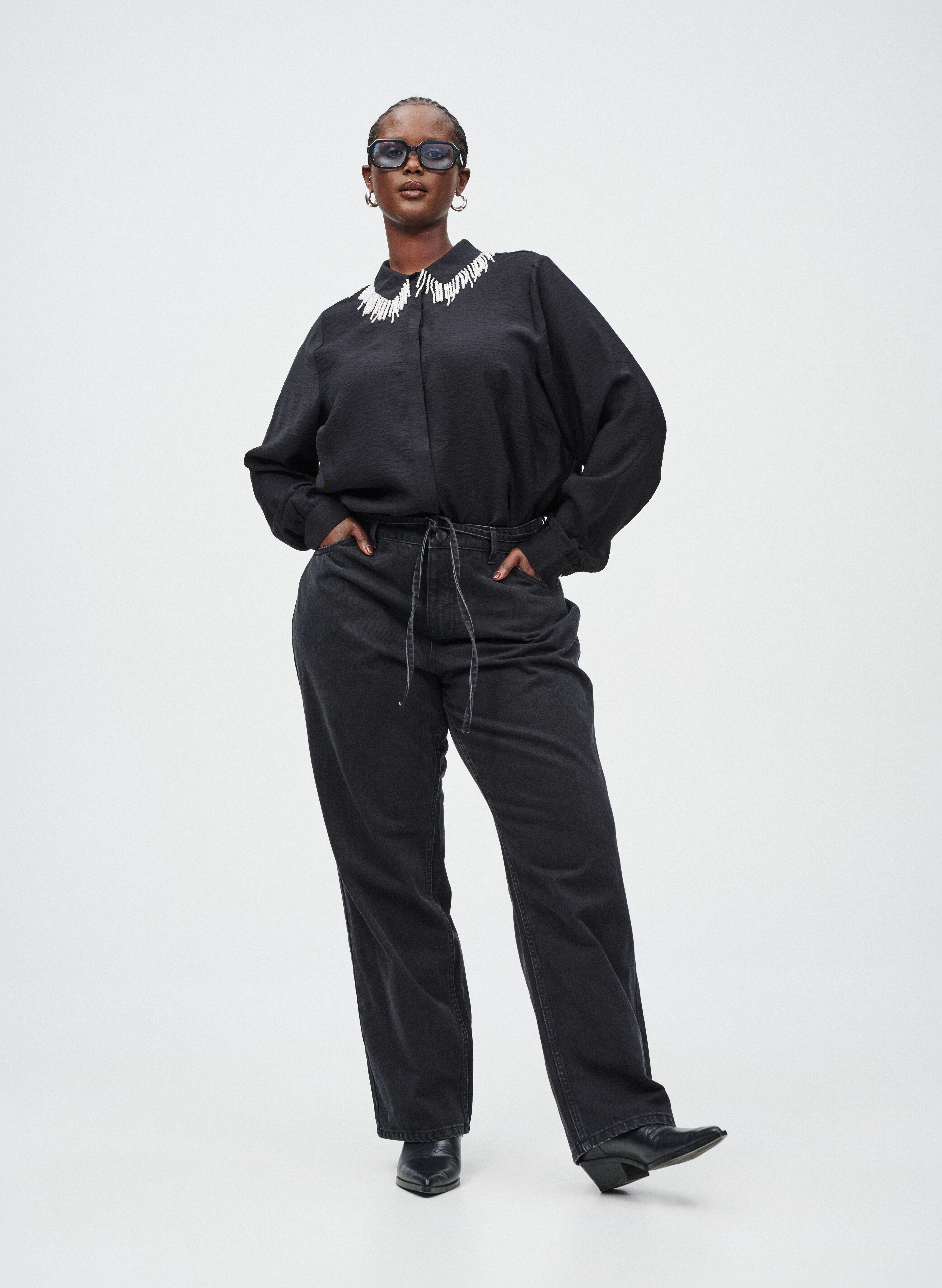 Chemise avec col brod&eacute; de perles, , Model