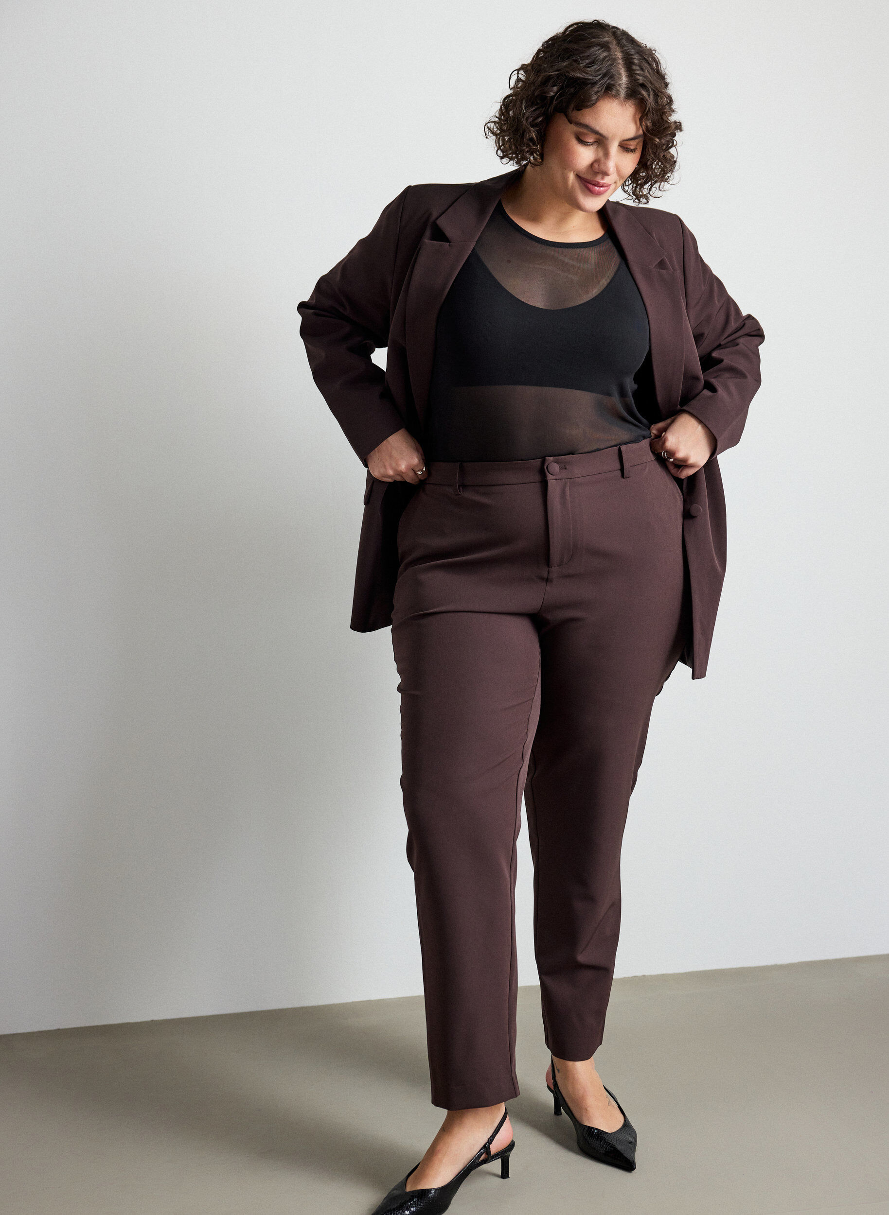 Hose mit Taschen und geradem Bein, Braun, Model