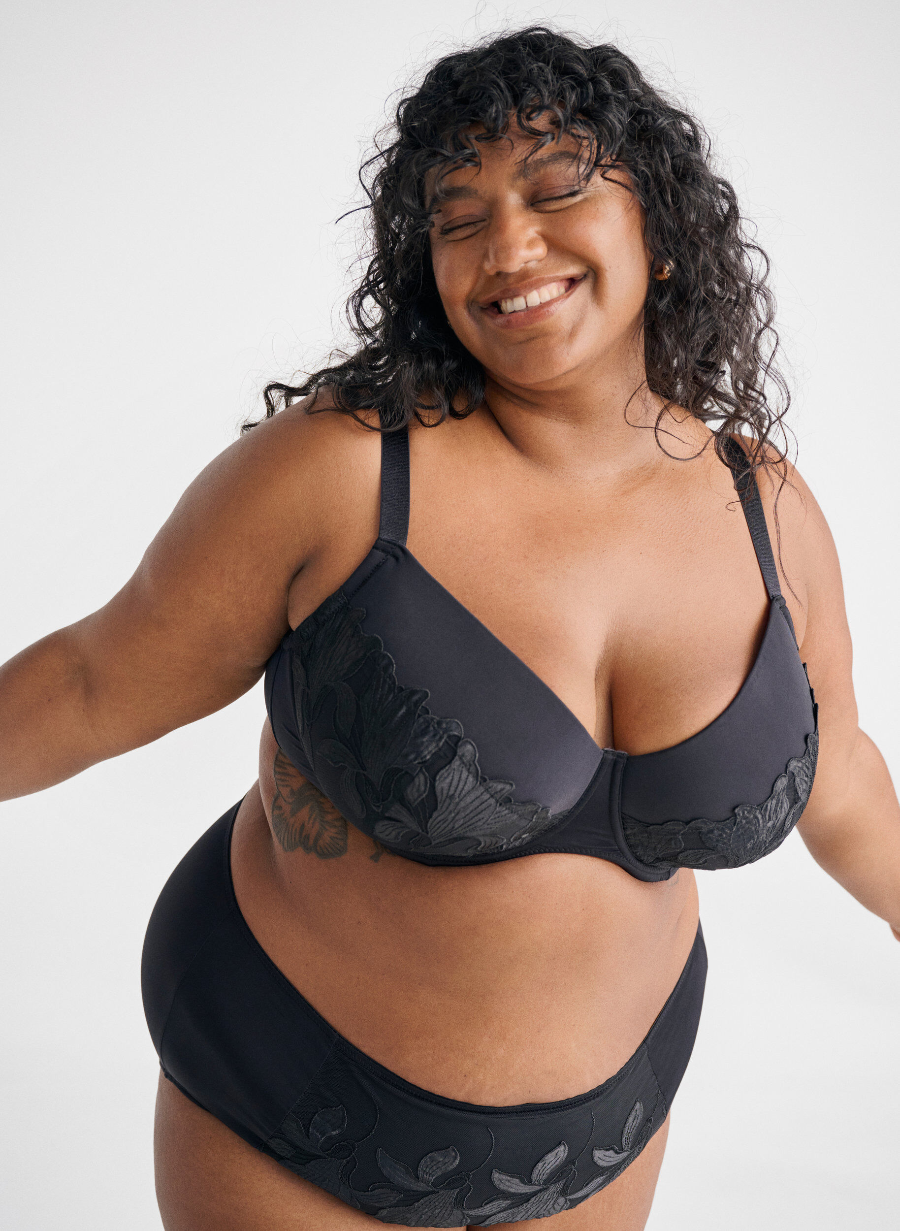 Zizzi Gepolsterter BH mit Blumenstickerei, Schwarz, Image image number 0