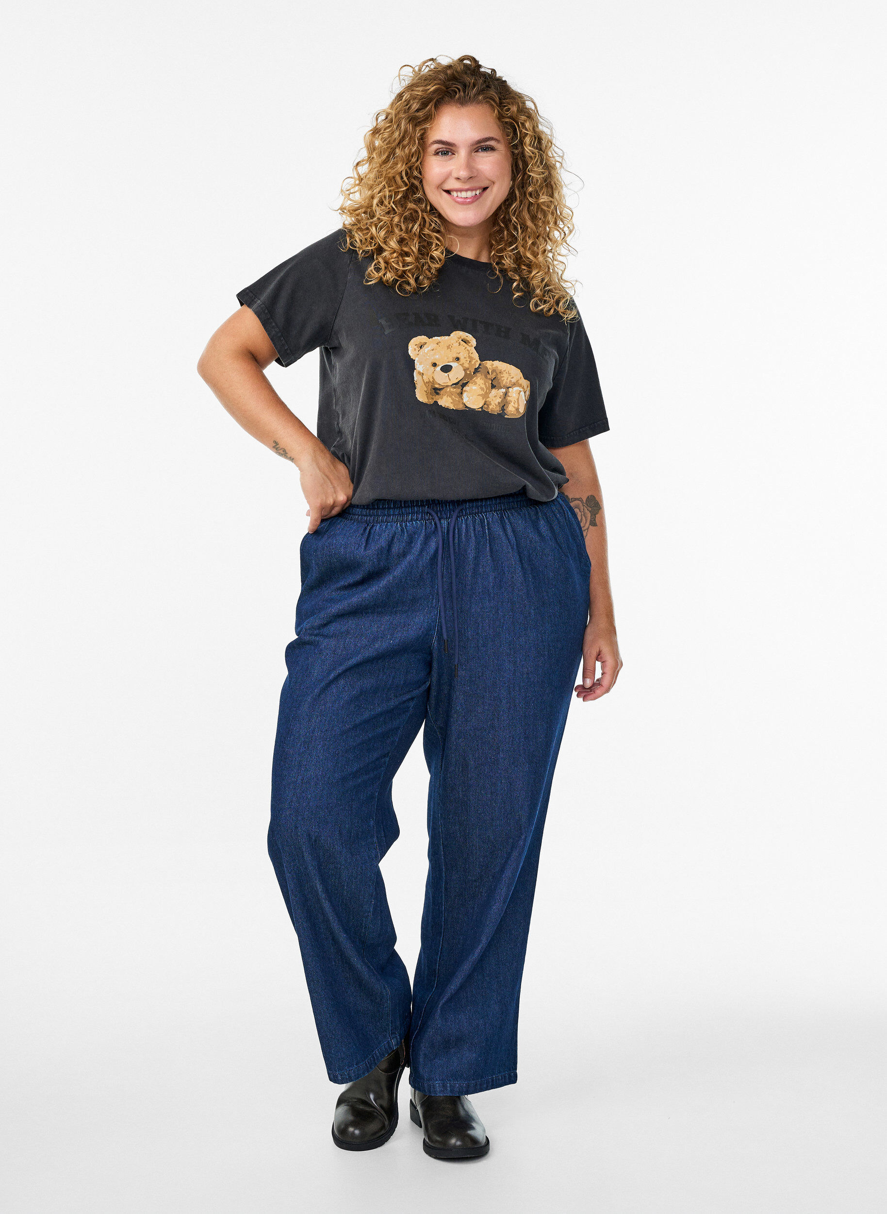 Zizzi T-shirt &agrave; imprim&eacute; nounours et effet d&eacute;lav&eacute;, Gris, Model image number 1