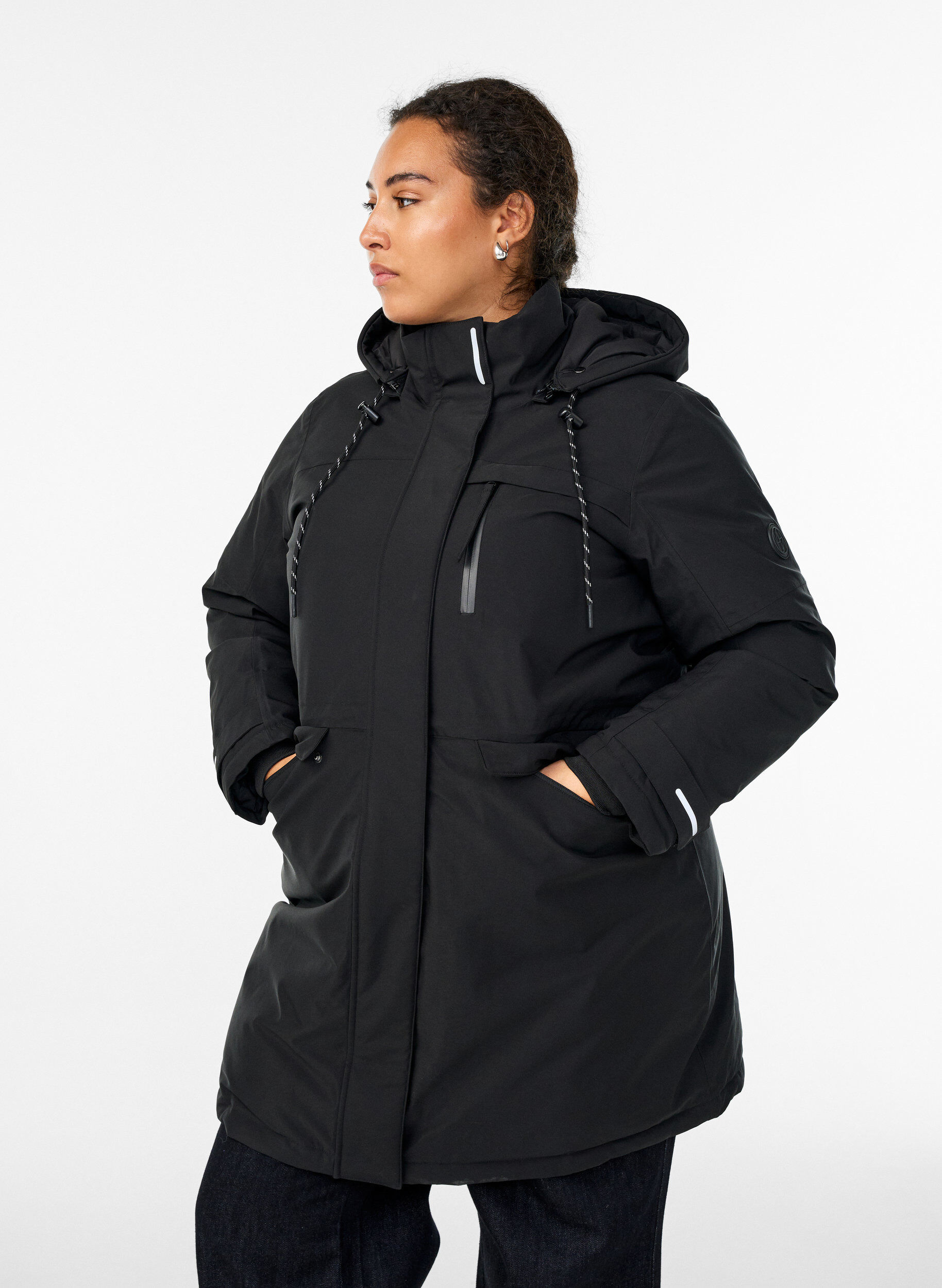Wasserabweisender Parka mit Kapuze und funktionellen Details, Schwarz, Model