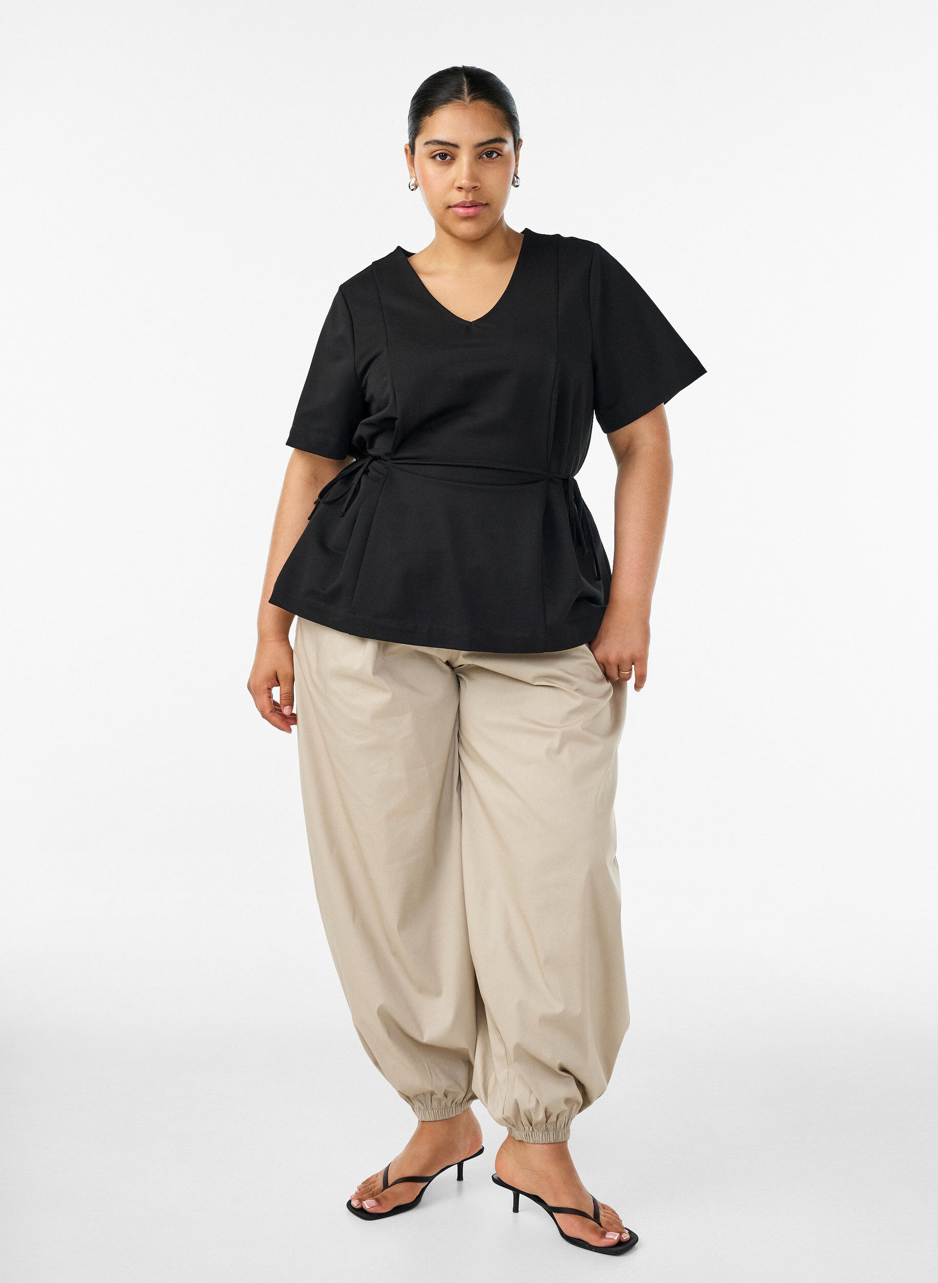 ZizziBlouse en m&eacute;lange de coton avec un col en V et un lien &agrave; nouer, Noir, Model image number 1