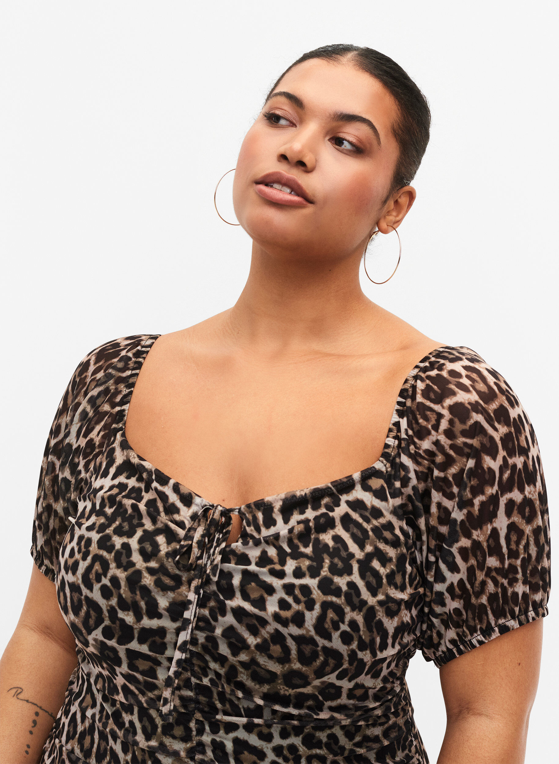 Zizzi Kurzes Kleid aus Mesh mit Leopardenprint, Leo, Model image number 3