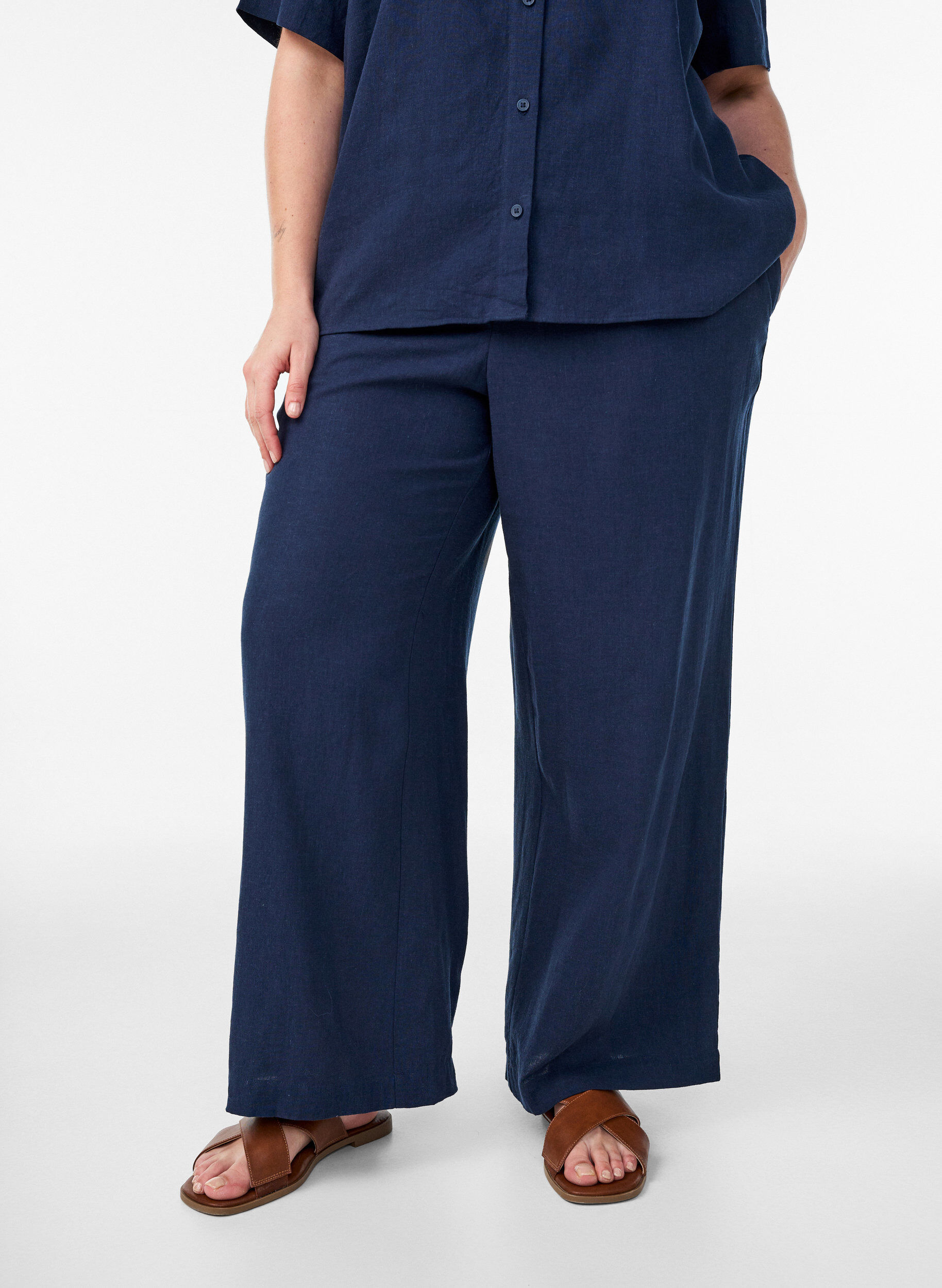 Zizzi Hose aus Leinen und Viskose mit weitem Bein, Blau, Model image number 2