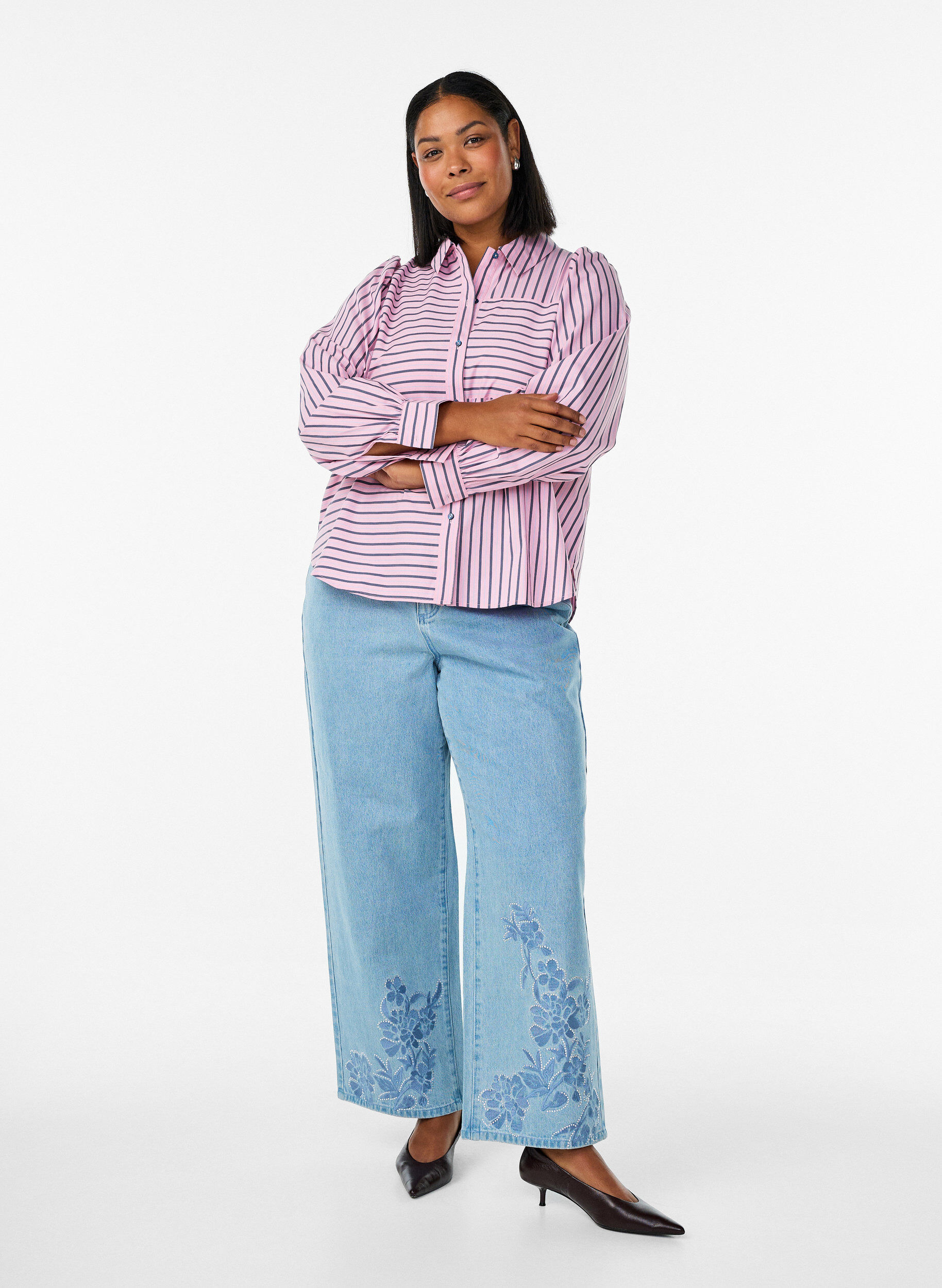 Myra Jeans mit weiter Passform und Blumendetails, Blau, Model