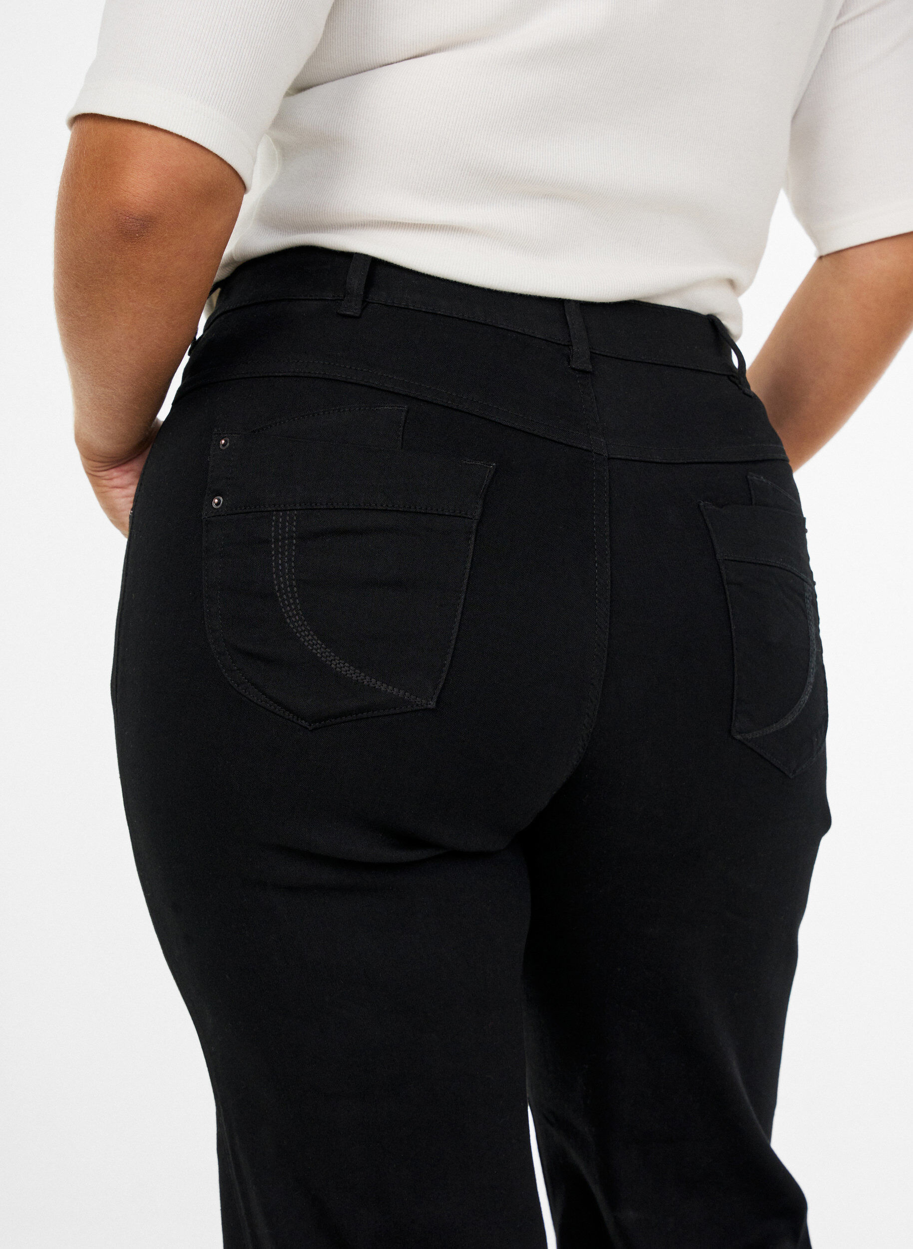 ZizziGemma Jeans mit normaler Passform und hoher Taille, Schwarz, Model image number 2