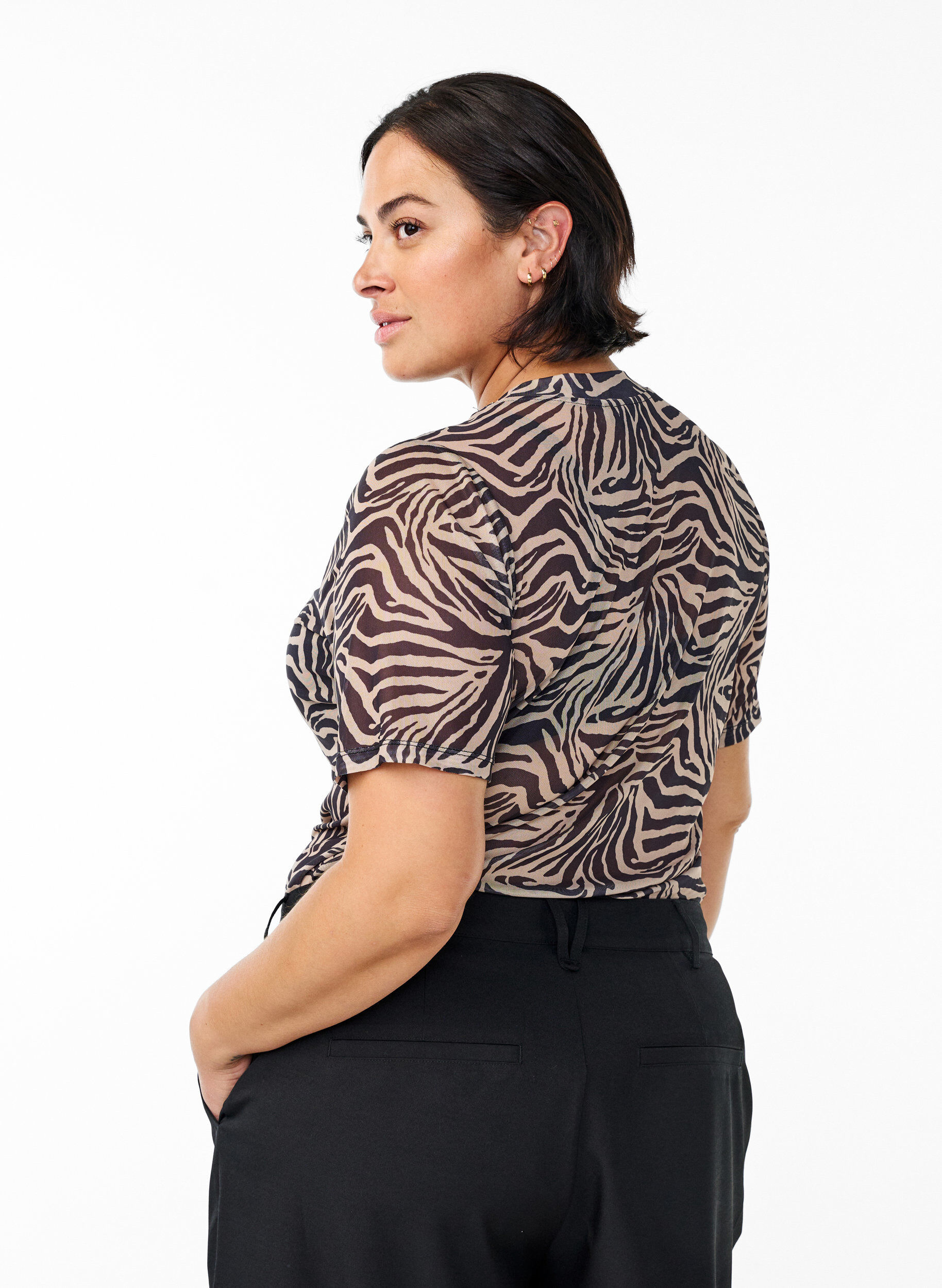 Zizzi Bluse aus Mesh, mit kurzen &Auml;rmeln, Schwarz, Model image number 2