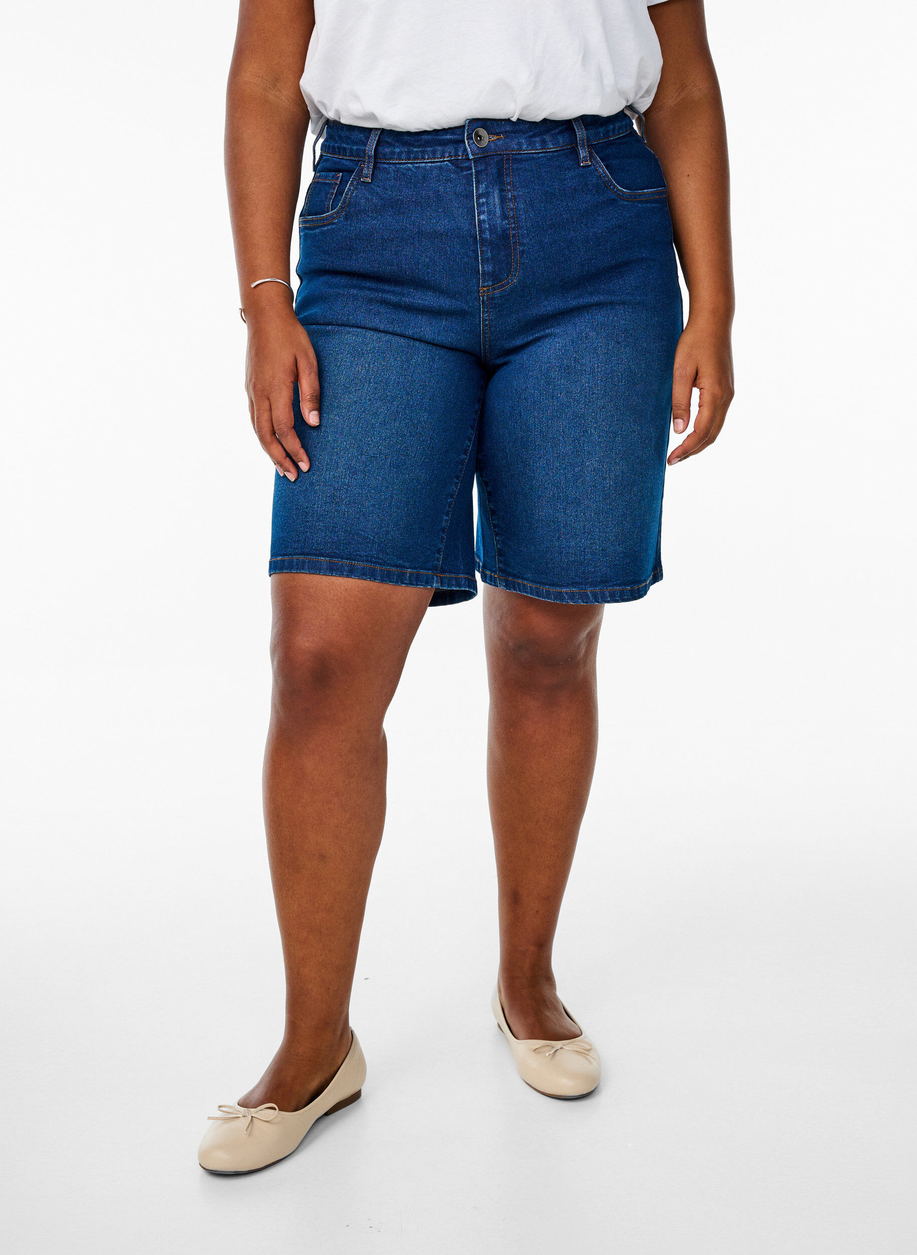 Zizzi FLASH - Short en jean ample &agrave; taille haute, Bleu, Model image number 3