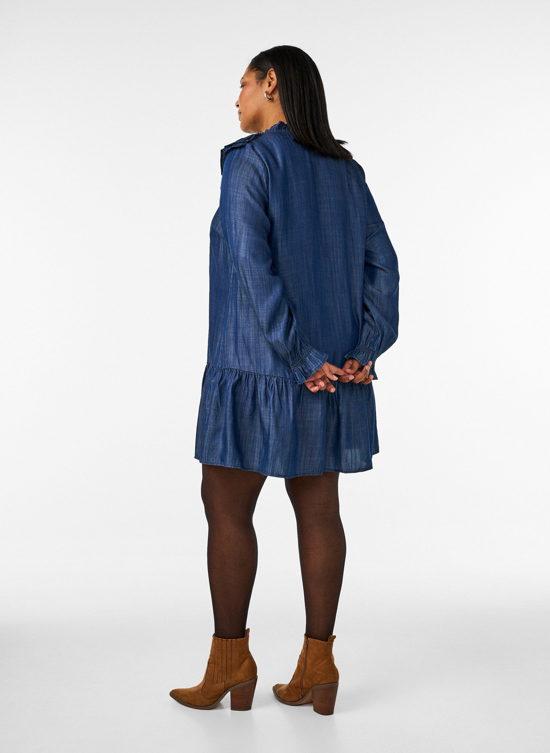 ZizziKurzes Kleid im Denim-Look mit R&uuml;schen, Blau, Model image number 2