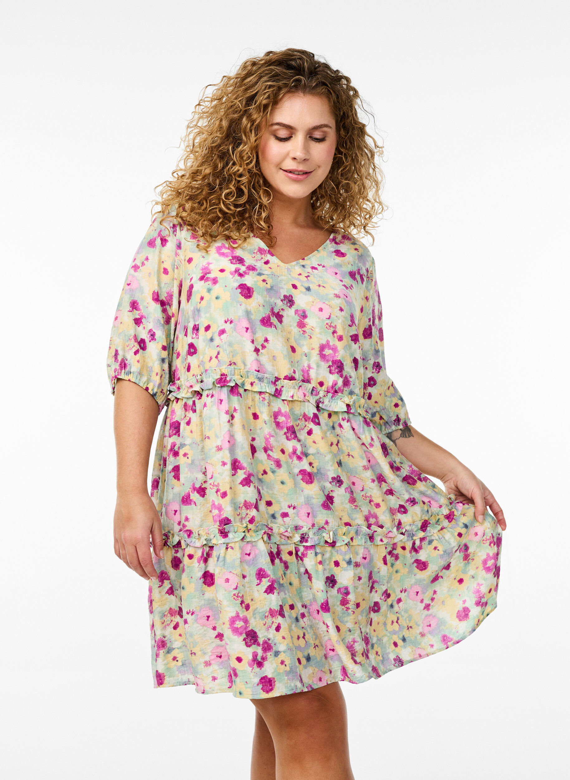 Zizzi Kurzes Sommerkleid mit Blumenprint, Vanille, Model image number 0