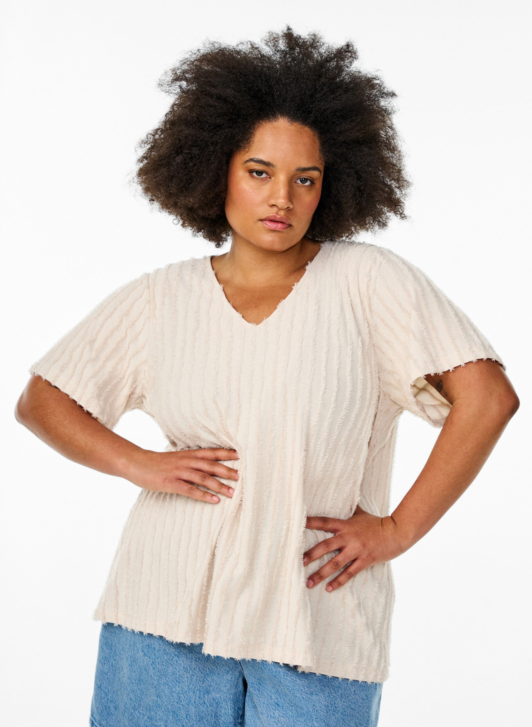 Zizzi Bluse mit kurzen &Auml;rmeln und Streifenstruktur, Beige, Model image number 0