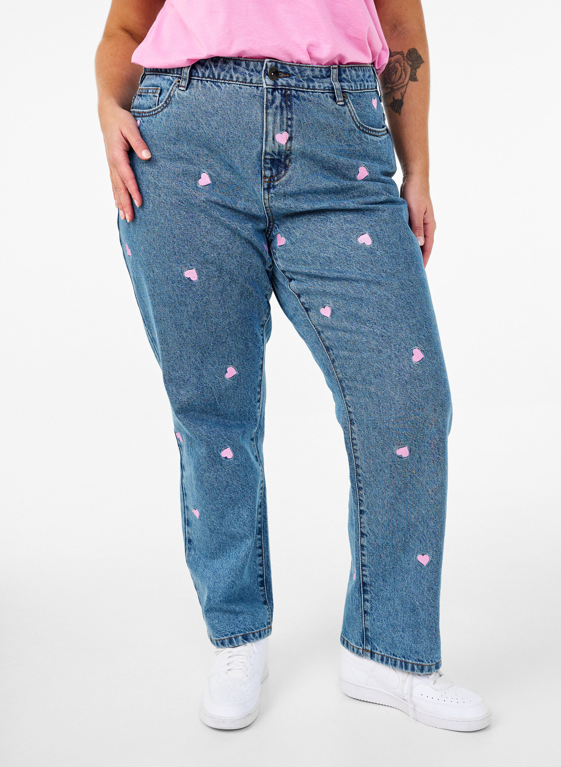 Zizzi High-Waist-Jeans Gemma mit Herzen, Blau, Model image number 2